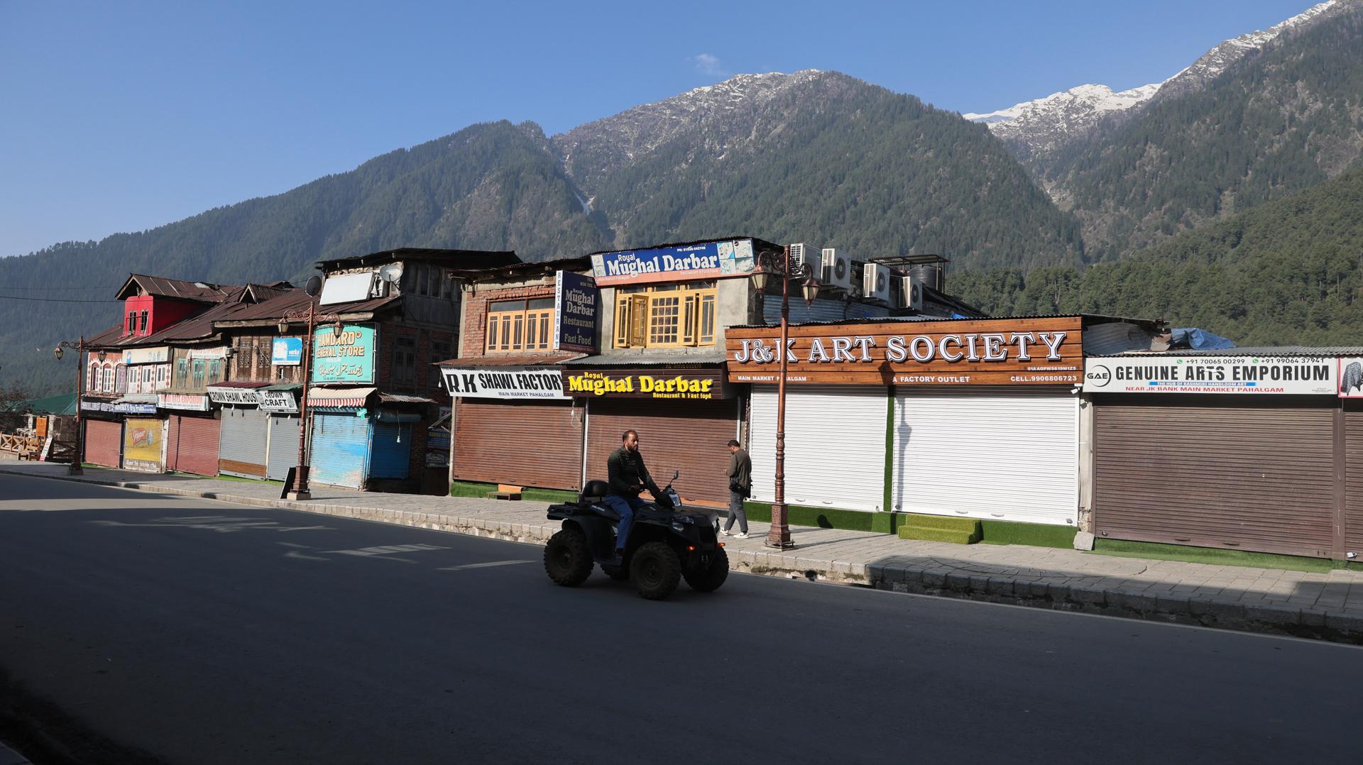 Vista general del mercado cerrado de Pahalgam, en Anantnag, al sur de Srinagar, India, el 23 de abril de 2025. EFE/EPA/FAROOQ KHAN