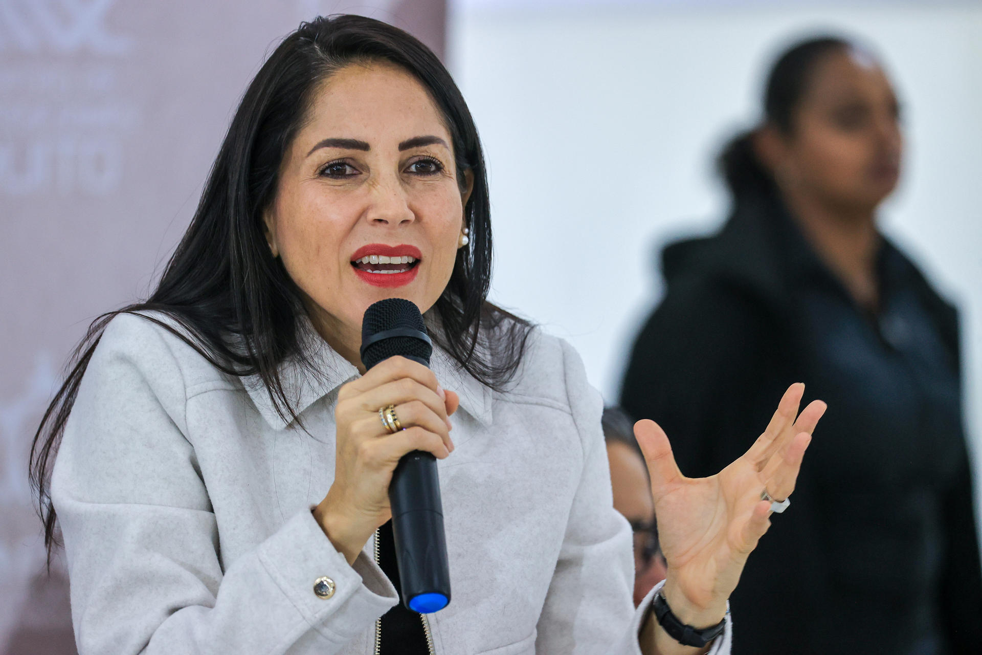 La candidata del correísmo a la Presidencia de Ecuador, Luisa González, habla durante una reunión con dirigentes de gremios empresariales de la cámara de la pequeña y mediana empresa de Pichincha (Capeipi) el 1 de abril de 2025, en Quito (Ecuador). EFE/ José Jácome