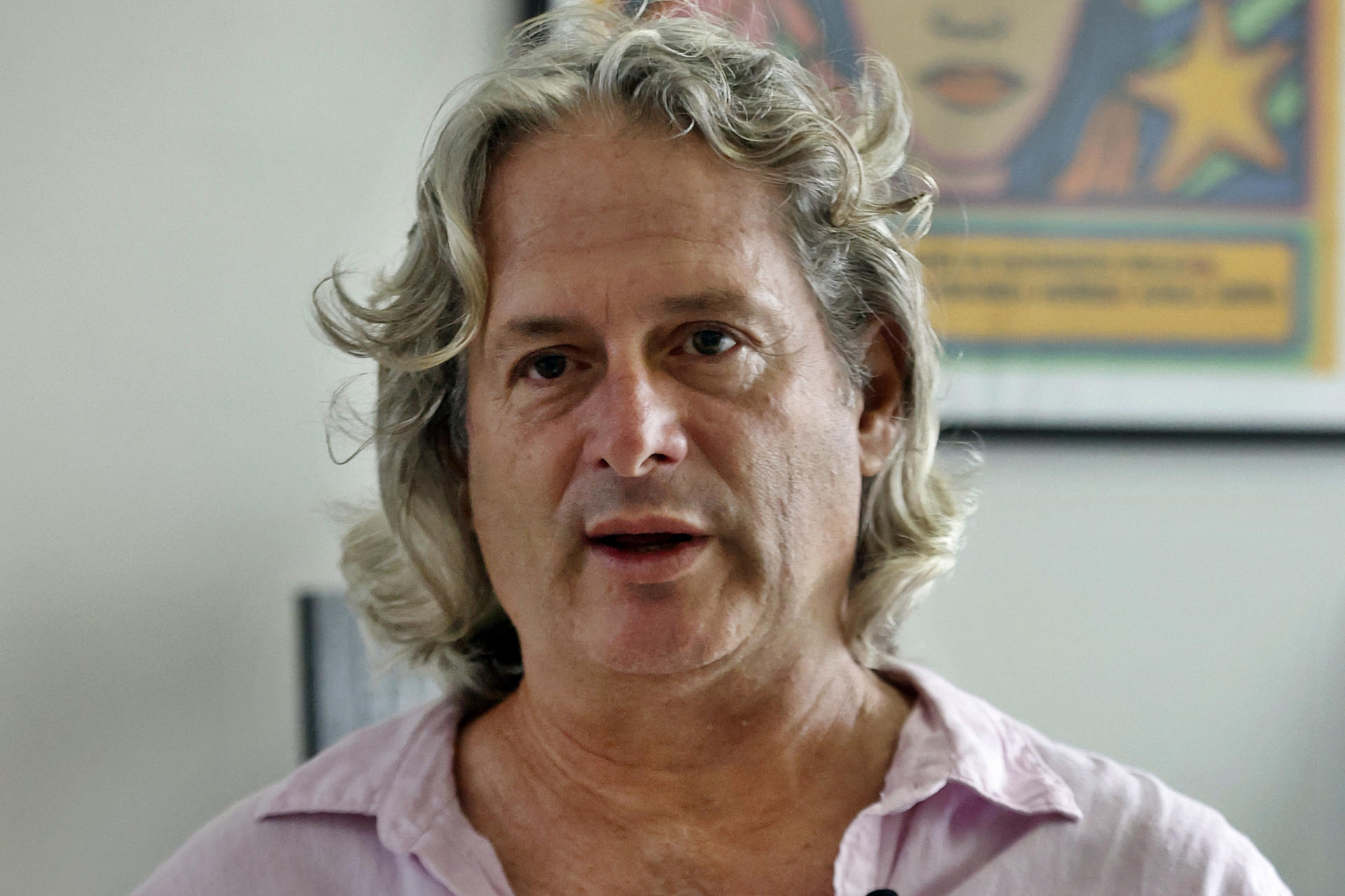 El presidente del Festival Internacional de Cine Pobre de Gibara, Sergio Benvenuto, habla durante una entrevista con EFE el 09 de abril de 2025 en La Habana (Cuba). EFE/ Ernesto Mastrascusa