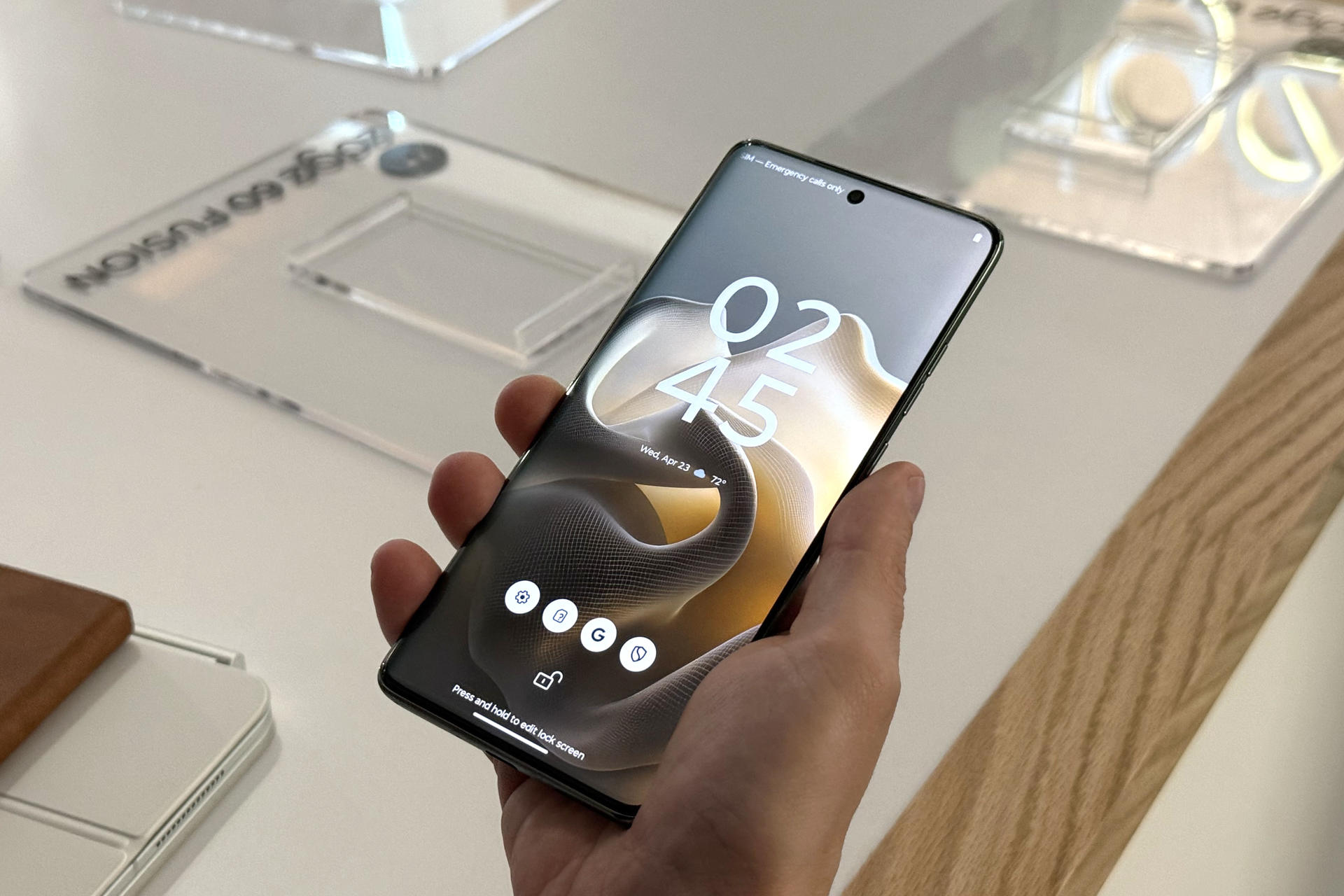 Una persona sostiene un teléfono móvil de la nueva generación de motorola razr durante un evento este miércoles, en Nueva York (Estados Unidos). EFE/ Sarah Yáñez-richards