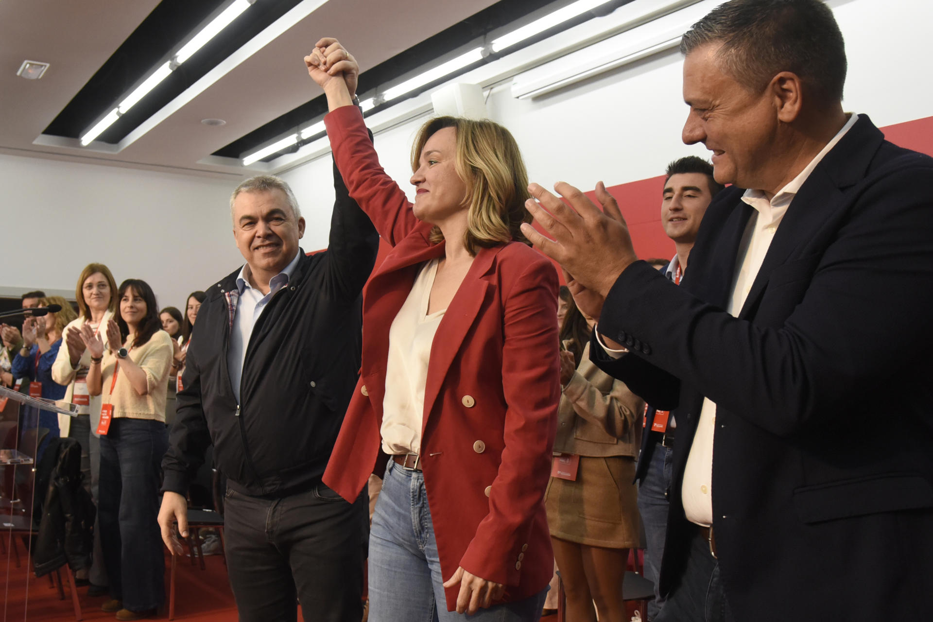 El secretario de Organización del PSOE, Santos Cerdán (i); la portavoz del Gobierno y ministra de Educación, Pilar Alegría (c); y el secretario general del PSOE del Alto Aragón, Fernando Sabés (d), participan este sábado en el Congreso provincial del PSOE en Huesca. EFE/ Javier Blasco