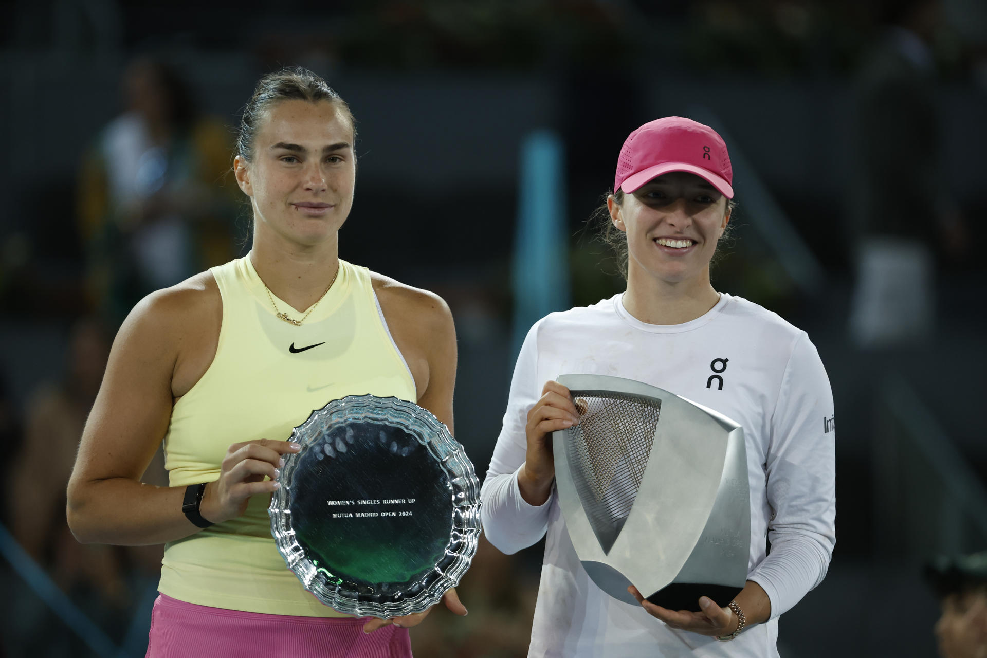 La polaca Iga Swiatek y la bielorrusa Aryna Sabalenka, con los trofeos conseguidos en la final individual femenina del pasado Mutua Madrid Open. EFE/ Juanjo Martín.