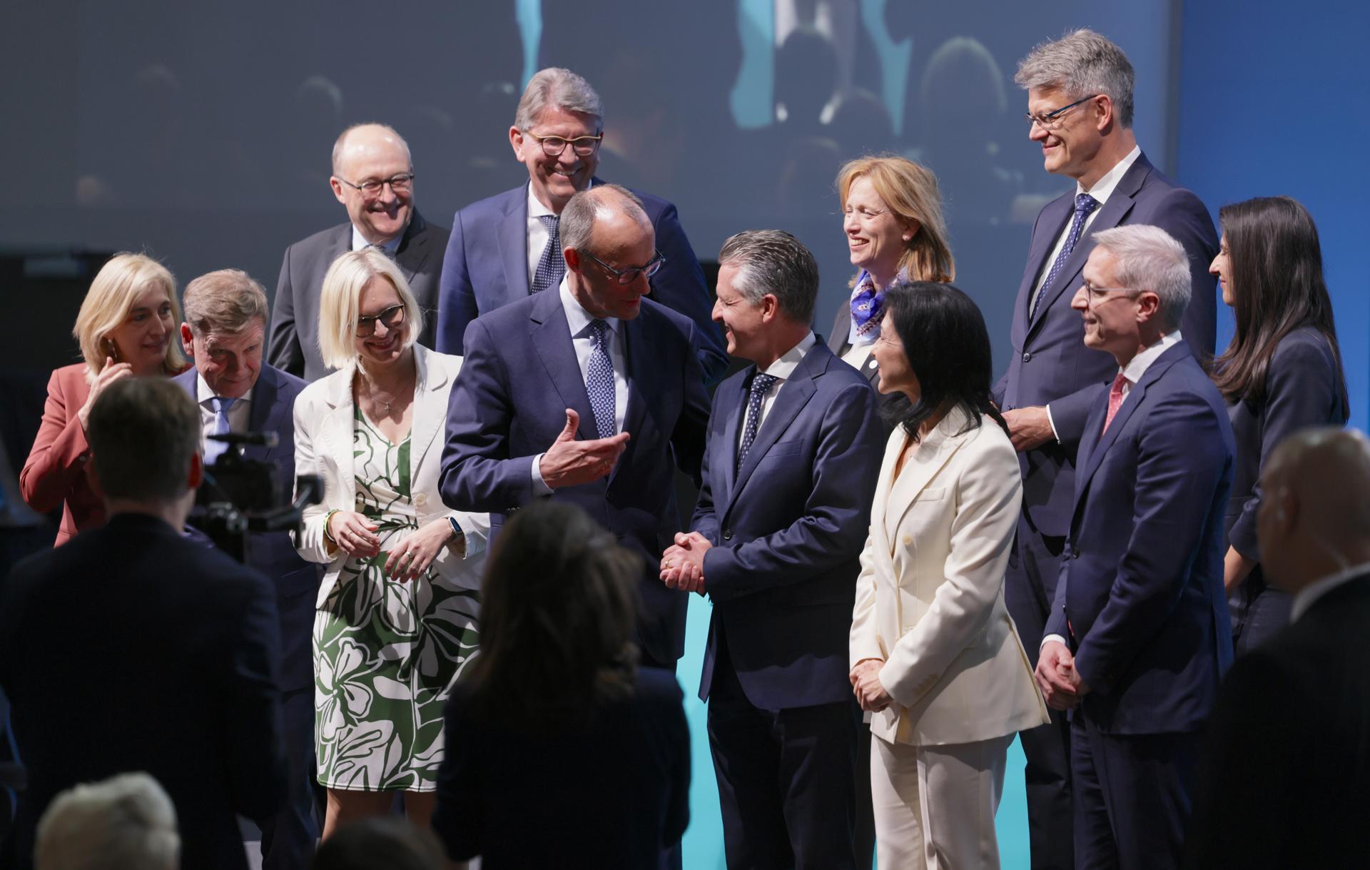 El presidente de la CDU y líder de la facción Friedrich Merz (C) posó con sus ministros designados para una foto grupal en la reunión del Comité Federal de la Unión Demócrata Cristiana (CDU) en Berlín, Alemania, el 28 de abril de 2025. La CDU planea finalizar el acuerdo de coalición en una pequeña convención del partido. Se espera que Merz sea elegido como Canciller en el Bundestag el 06 de mayo, suponiendo que todo salga según lo planeado. (Germany) EFE/EPA/HANNIBAL HANSCHKE