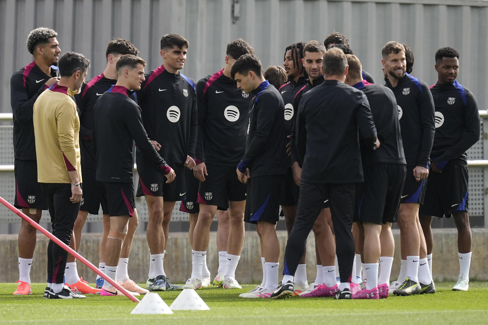 Los jugadores del FC Barcelona durante el entrenamiento que realiza la plantilla barcelonista en la ciudad deportiva Joan Gamper para preparar el partido de liga que disputarán mañana ante el Real Betis Balonpié en el Estadio Olímpico Lluís Companys.EFE/ Enric Fontcuberta