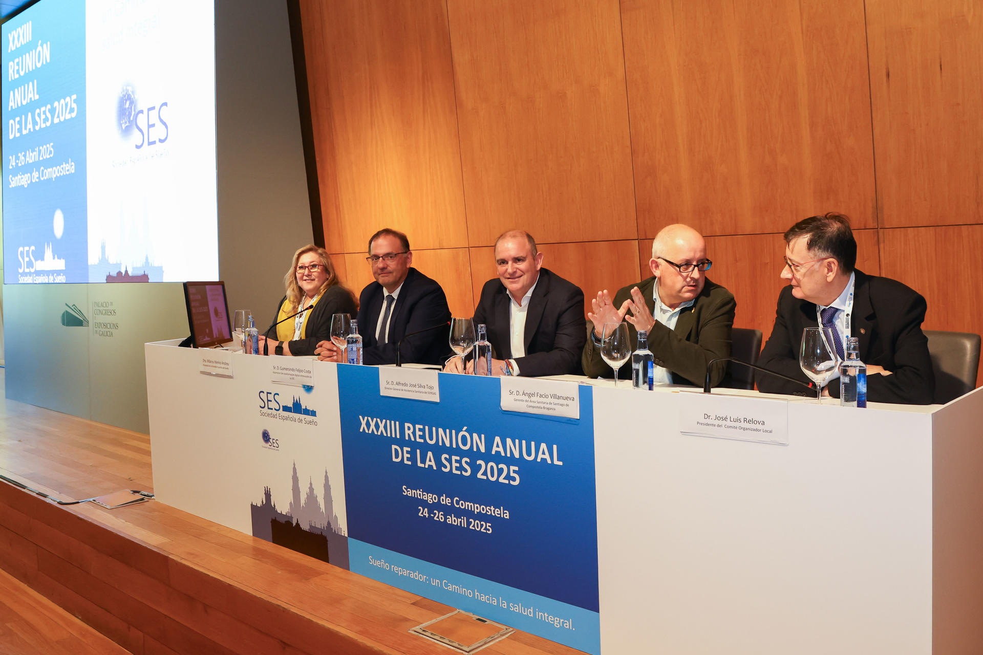 (izda-dcha) Milagros Merino, presidenta de la Sociedad Española del Sueño; Gumersindo Feijoo, vicerrector de Transformación Digital de la USC; Alfredo José Silva, director Asistencia Sanitaria del SERGAS; Ángel Facio, gerente del Área Sanitaria de Santiago y José Luis Relova, presidente del comité organizador han inaugurado esta tarde en el Palacio de Congresos de Santiago el 33 Congreso de la Sociedad Española del Sueño. EFE/ Xoán Rey.