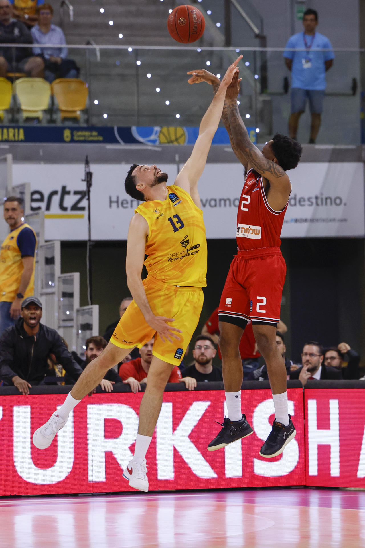 El alero francés de Gran Canaria, Pierre Pelos (i), defiende el lanzamiento del jugador del Hapoel Tel Aviv durante el segundo partido de la final de la Eurocopa que Dreamland Gran Canaria y Hapoel Tel Aviv disputan este viernes en Las Palmas. EFE/Elvira Urquijo