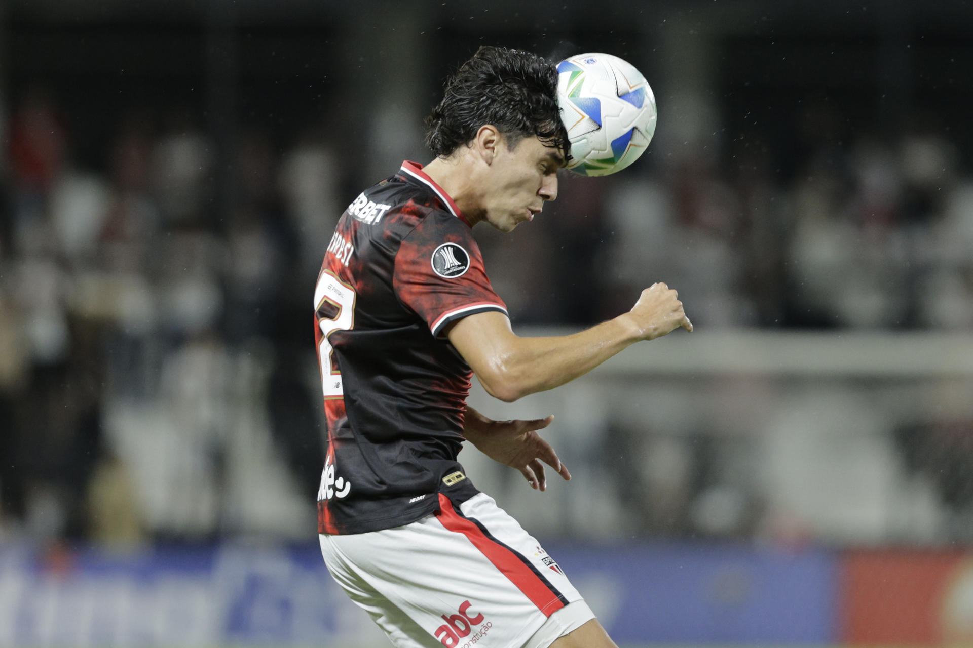 Nahuel Ferraresi de Sao Paulo cabecea el balón este en un partido de la fase de grupos de la Copa Libertadores. EFE/ Juan Pablo Pino