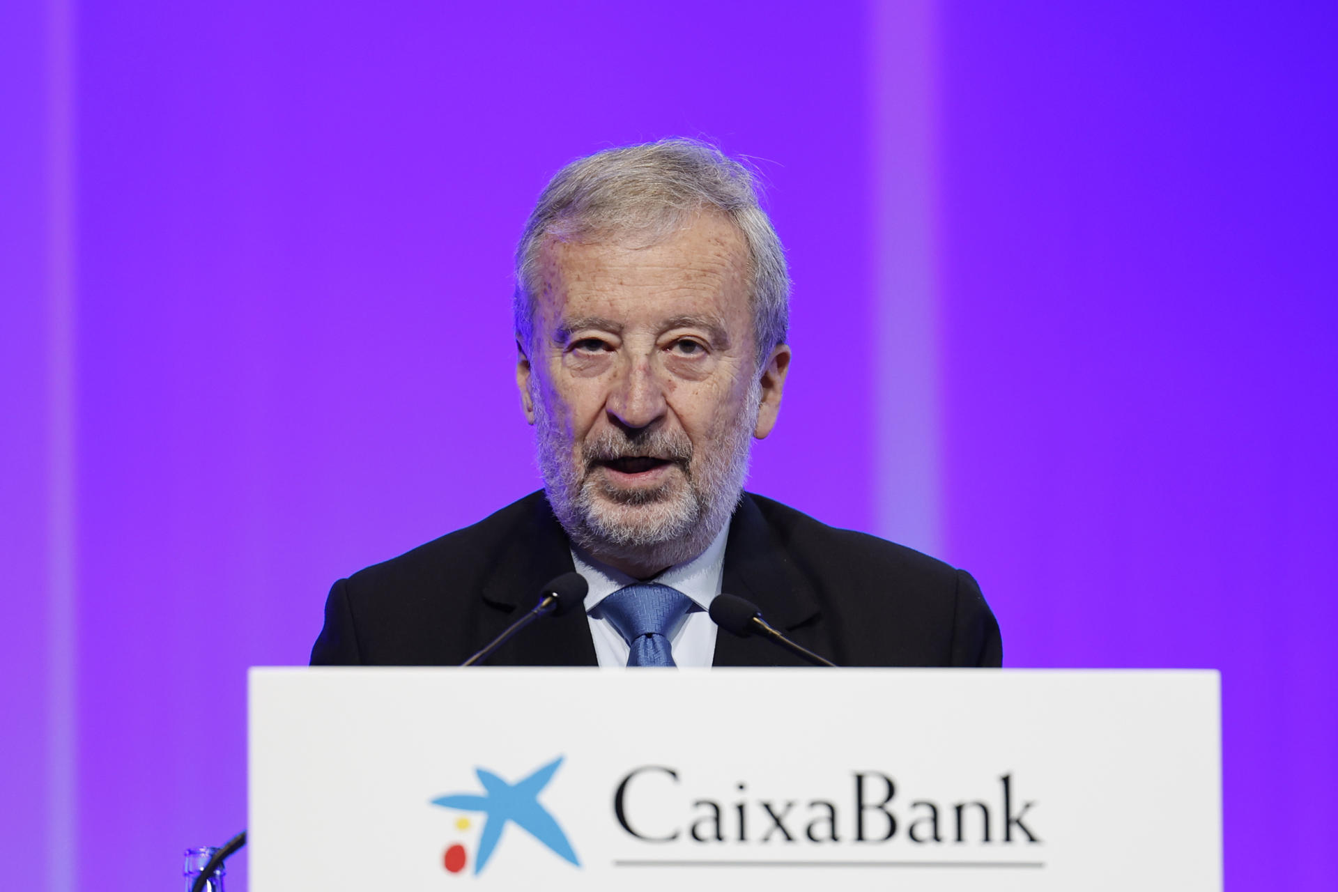 VALÈNCIA, 11/04/2025.- El presidente de CaixaBank, Tomás Muniesa, interviene durante la Junta General Ordinaria de Accionistas de la entidad. EFE/ Ana Escobar