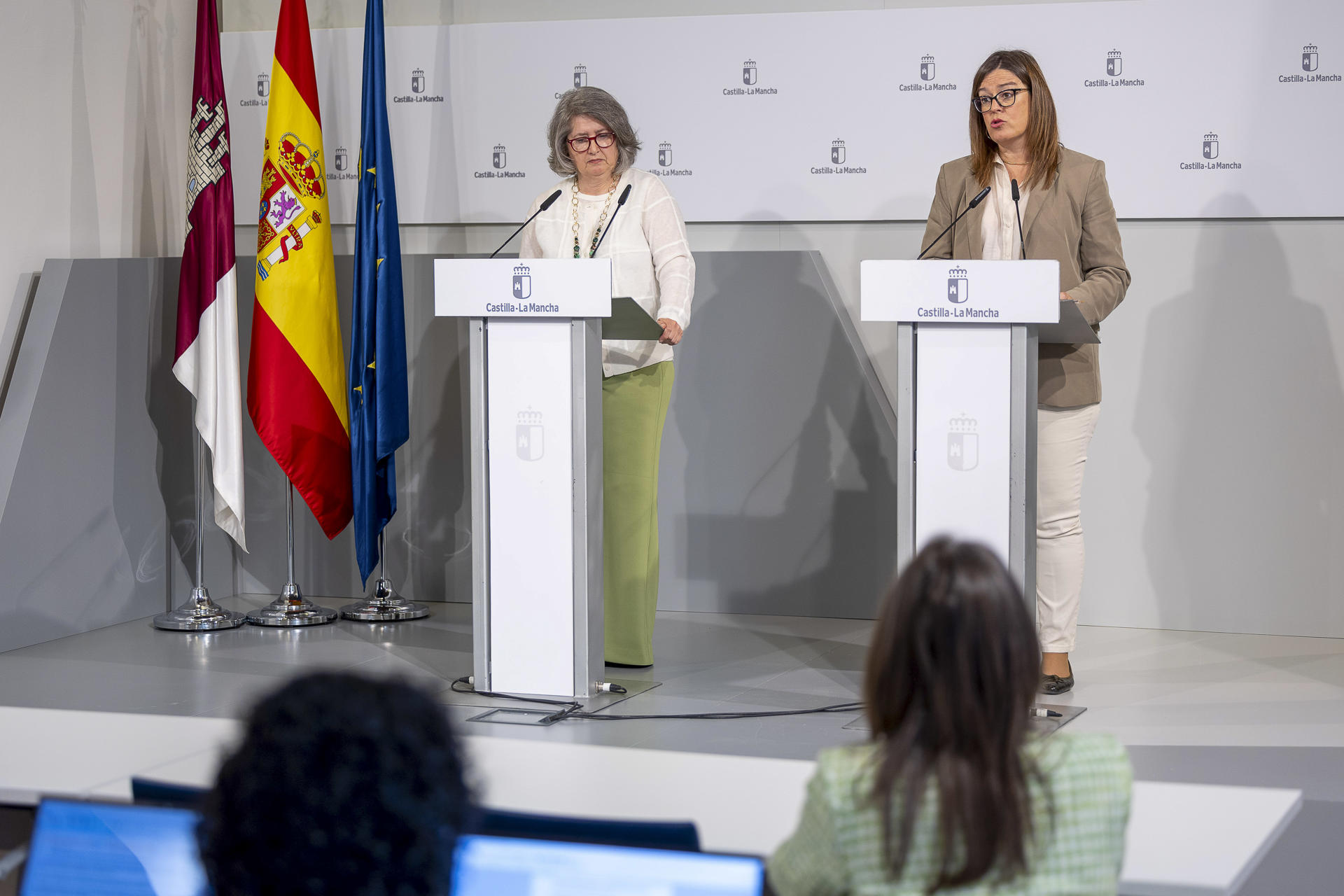 La portavoz del gobierno regional, Esther Padilla (d) y la consejera de Desarrollo sostenible, Mercedes Gómez (i), durante la rueda de prensa ofrecida este miércoles tras la reunión del Consejo de Gobierno. EFE/Ismael Herrero