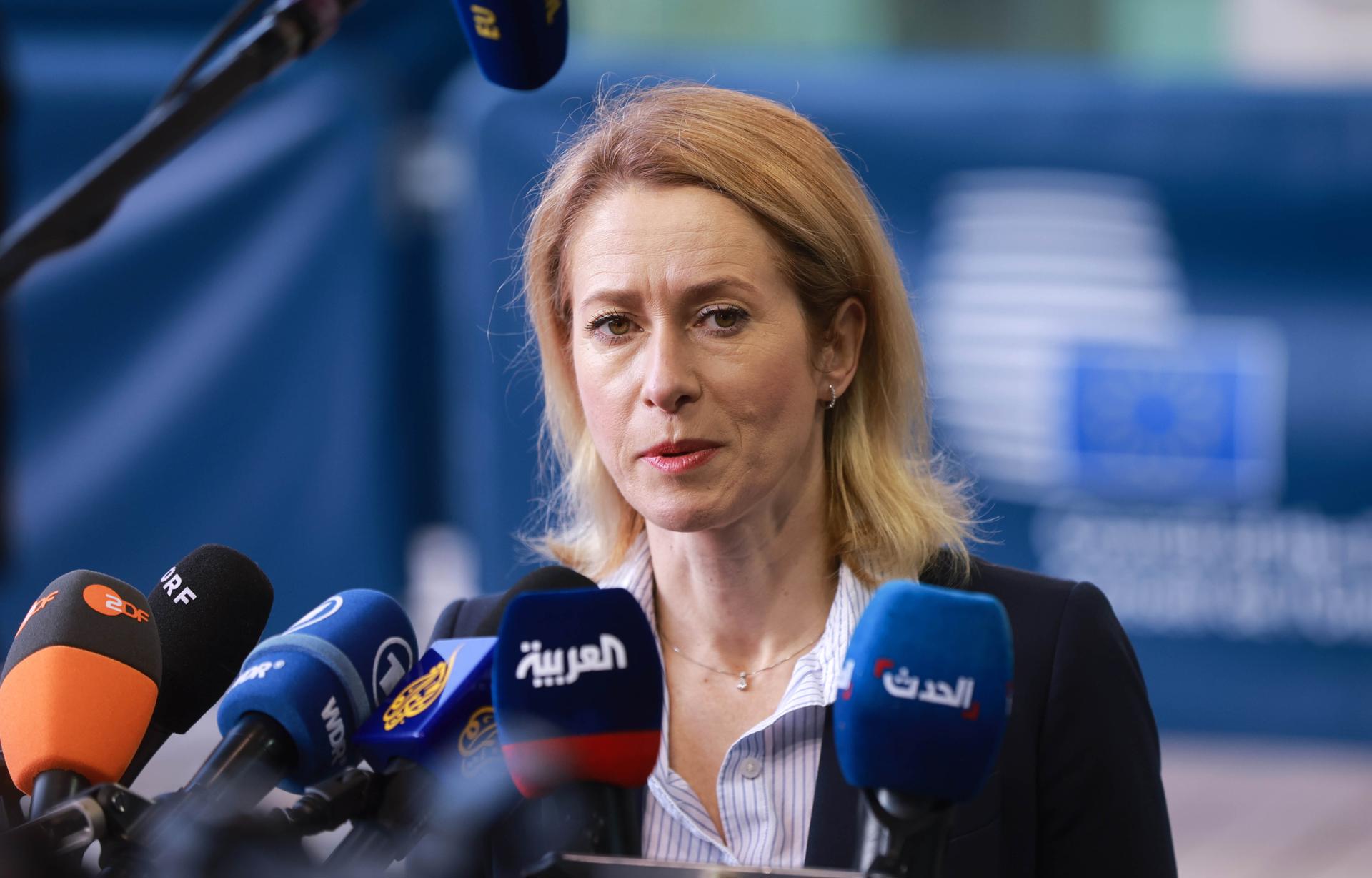 La Alta Representante de la Unión Europea para Asuntos Exteriores y Política de Seguridad, Kaja Kallas, habla con los medios en Luxemburgo, donde acudió para el Consejo de Asuntos Exteriores de la UE, el 14 de abril de 2025. EFE/EPA/OLIVIER HOSLET