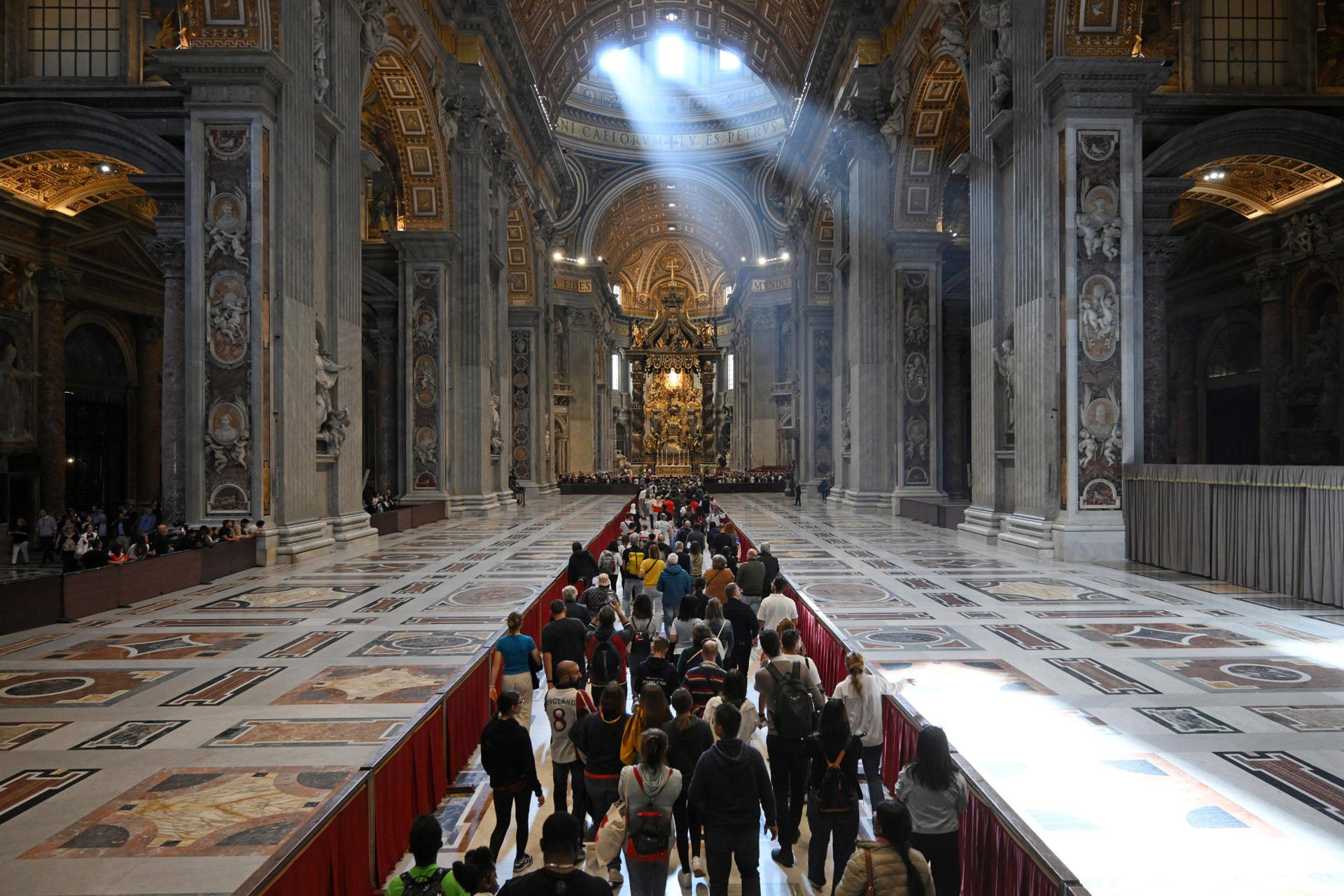 Fieles entran en la Basílica de San Pedro para despedir al papa Francisco este jueves, en la Ciudad del Vaticano. EFE/EPA/Alessandro Di Meo