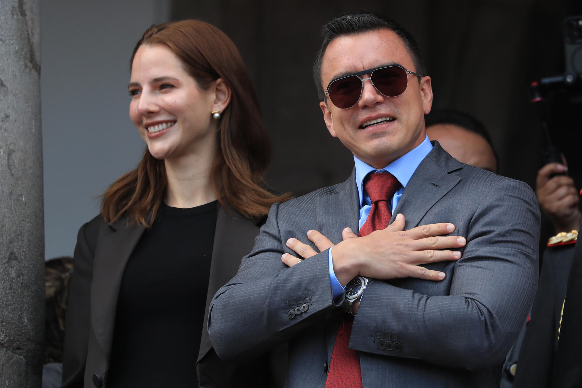 El presidente de Ecuador, Daniel Noboa, y su esposa Lavinia Valbonesi, saludan desde el Palacio de Gobierno este martes, durante el tradicional Relevo de Cambio de Guardia Presidencial, en Quito (Ecuador). EFE/ José Jácome