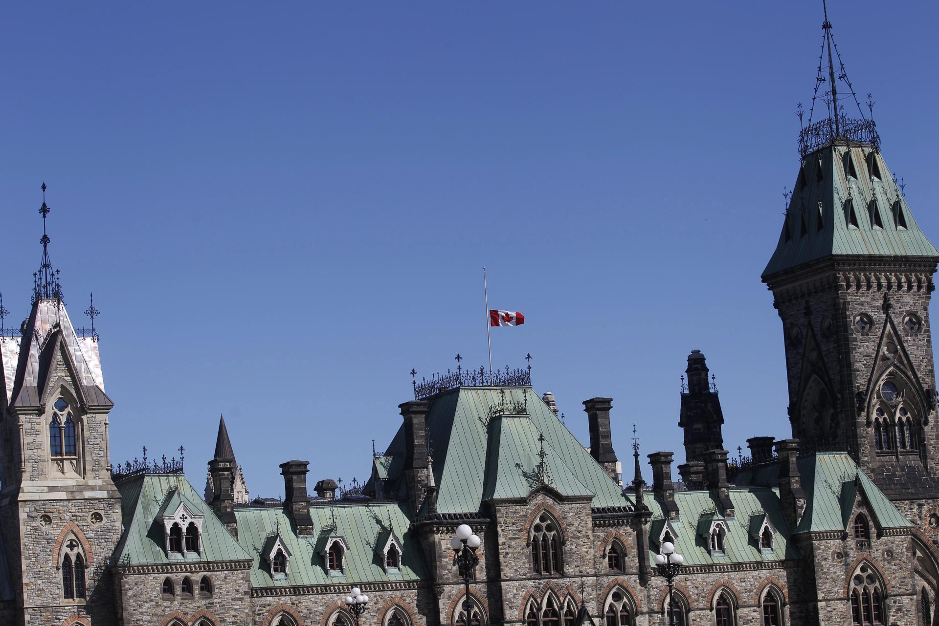 Fotografía de archivo de la bandera nacional de Canadá en el Parlamento en Ottawa (Canadá). EFE/STEPHEN MORRISON