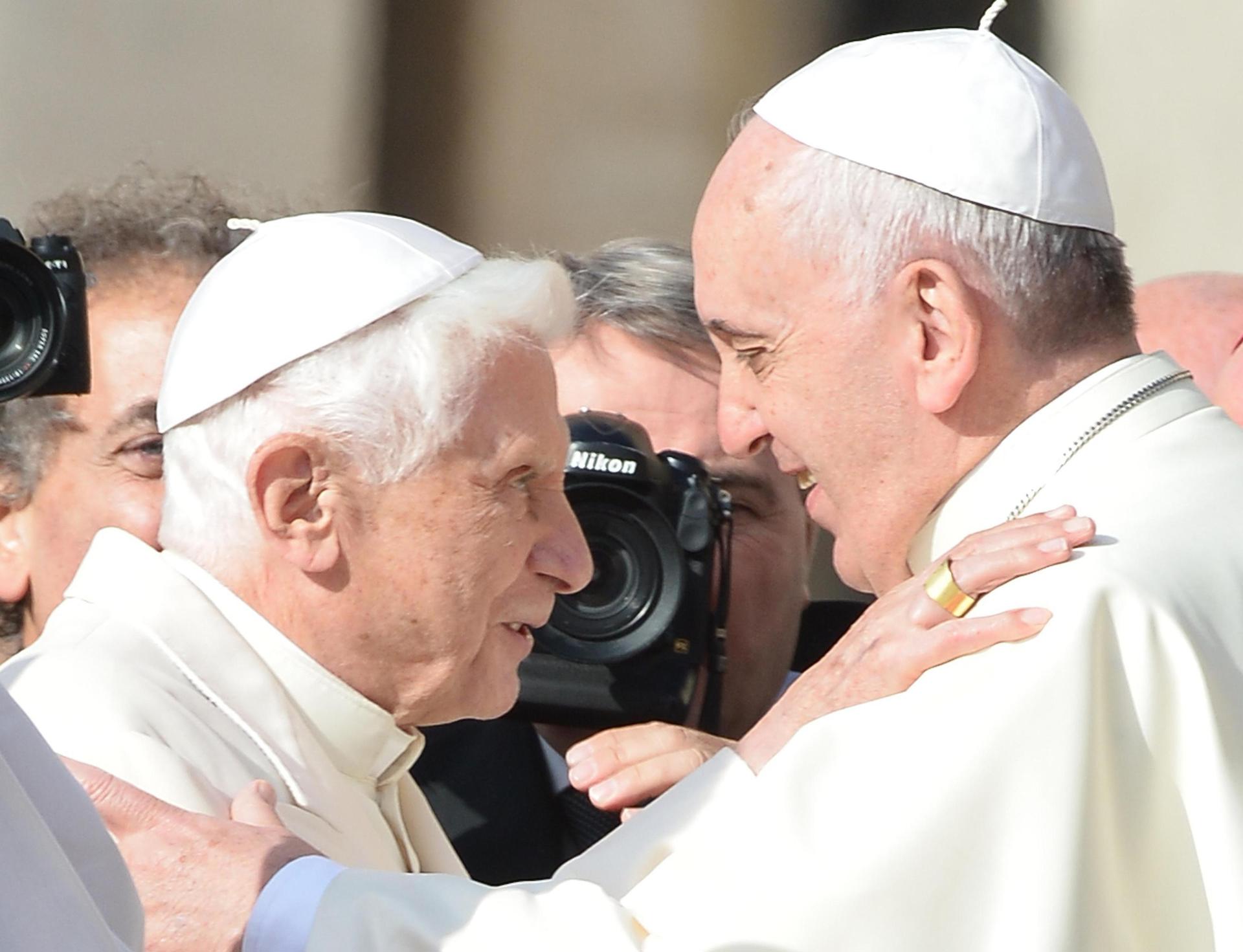 El papa Francisco (d) saluda al papa Emérito Benedicto XVI (i) antes de dirigir la Santa Misa para los ancianos en la plaza de San Pedro en la Ciudad del Vaticano, el 28 de septiembre de 2014 (reeditado el 21 de abril de 2025). EFE/EPA/MAURIZIO BRAMBATTI *** Local Caption *** 51591332