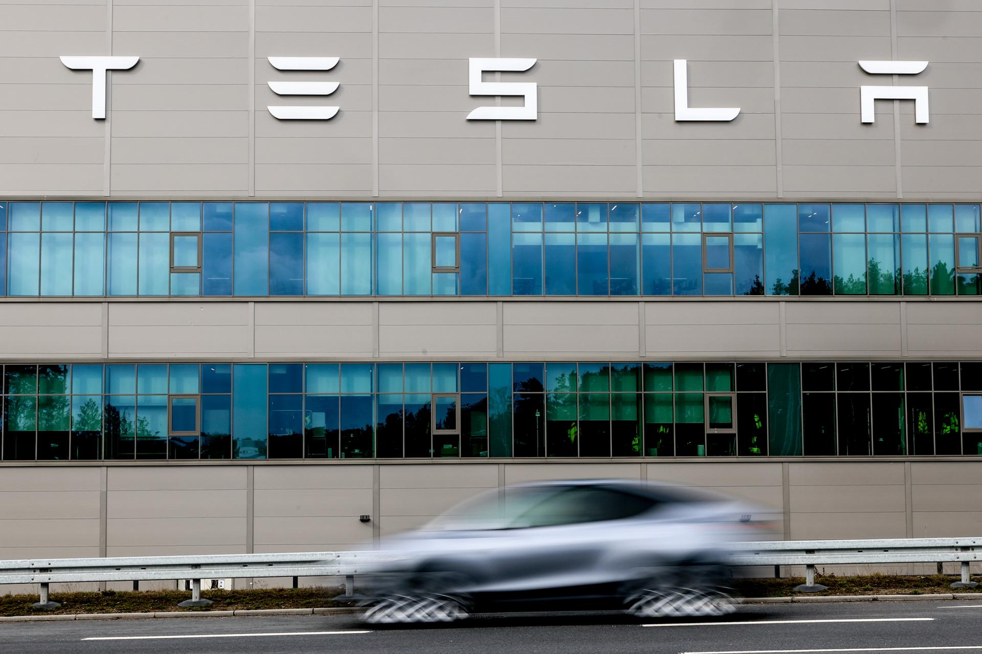 Una vista de la fábrica de Tesla en Gruenheide, cerca de Berlín, Alemania, en una foto de archivo. EFE/FILIP SINGER