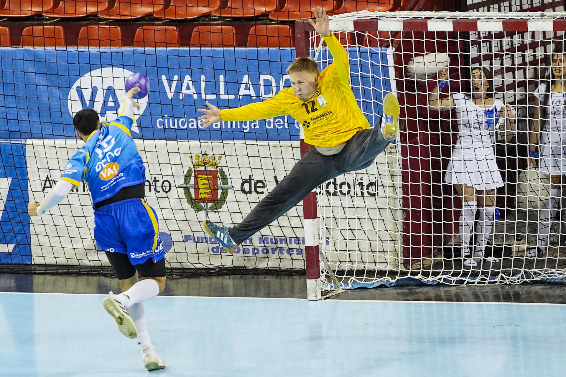 El portero danés del FC Barcelona, Emil Nielsen, salta ante el lanzamiento de un jugador del Recoletas Atlético Valladolid, durante el partido que ambos equipos han disputado perteneciente a la jornada 26 de la Liga Asobal. EFE/Nacho Gallego