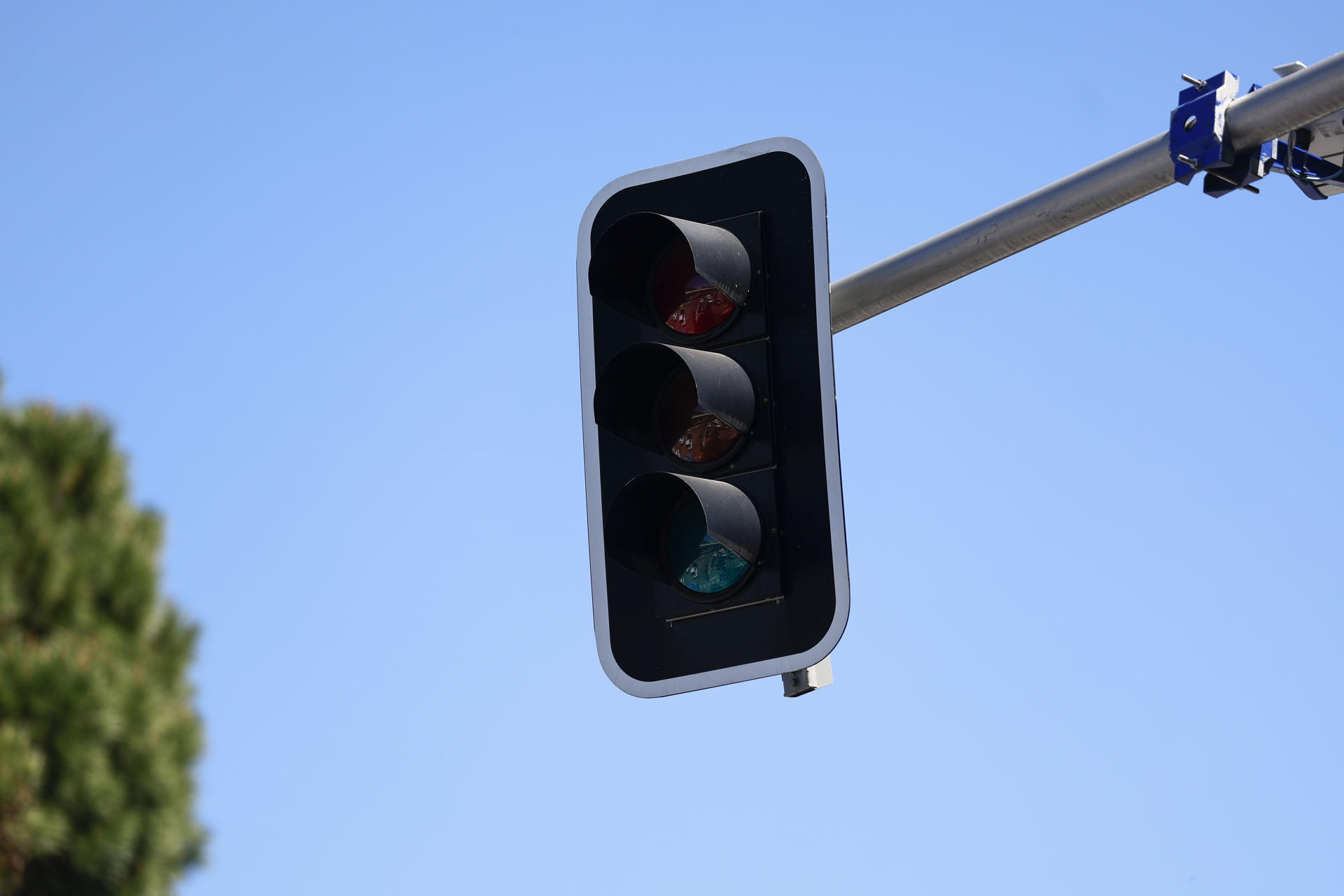 El apagón eléctrico que afecta a España ha obligado a establecer cortes intermitentes de las principales vías de acceso a Madrid, excepto para el transporte público, ha informado la Dirección General de Tráfico (DGT), que ha pedido a los ciudadanos que eviten circular en la medida de lo posible y extremen la precaución. EFE/ Rodrigo Jiménez