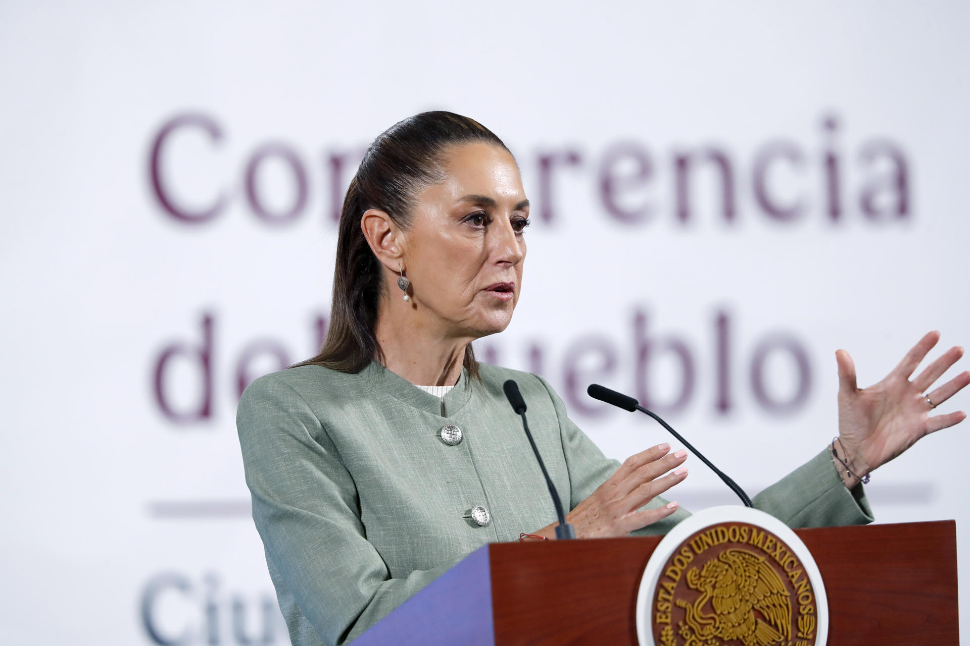 La presidenta de México Claudia Sheibaum, participa este viernes durante una rueda de prensa en Palacio Nacional de la Ciudad de México (México). EFE/Mario Guzmán