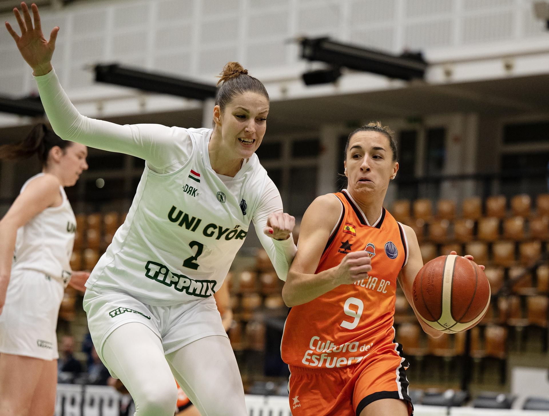 Foto de archivo de la jugadora del Valencia Basket Queralt Casas (d), durante un partido de la Euroliga contra el Serco Uni húngaro. EFE/EPA/Csaba Krizsan