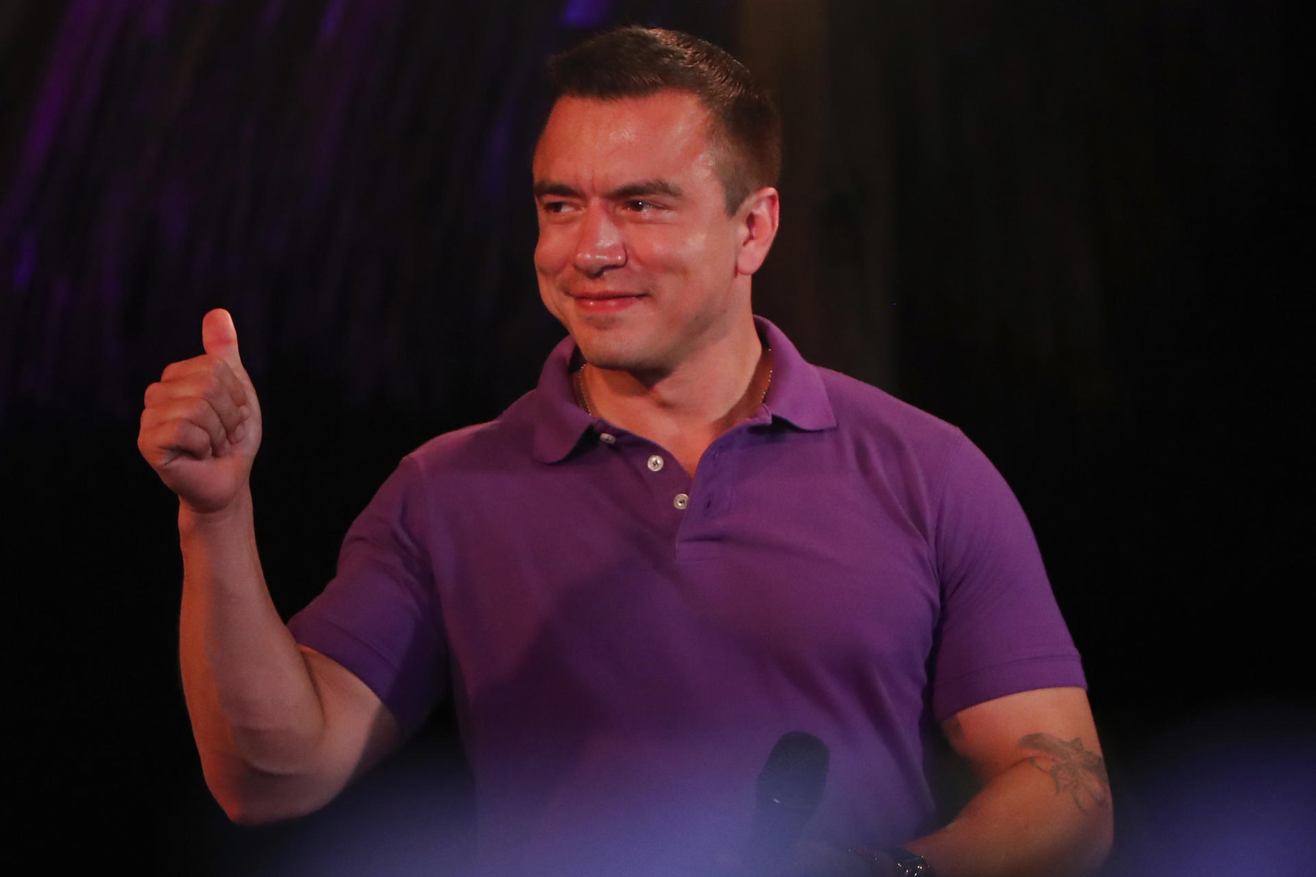 El presidente de Ecuador, Daniel Noboa, celebra luego de conocer los resultados electorales este domingo, en Olón (Ecuador). EFE/ Carlos Durán Araújo