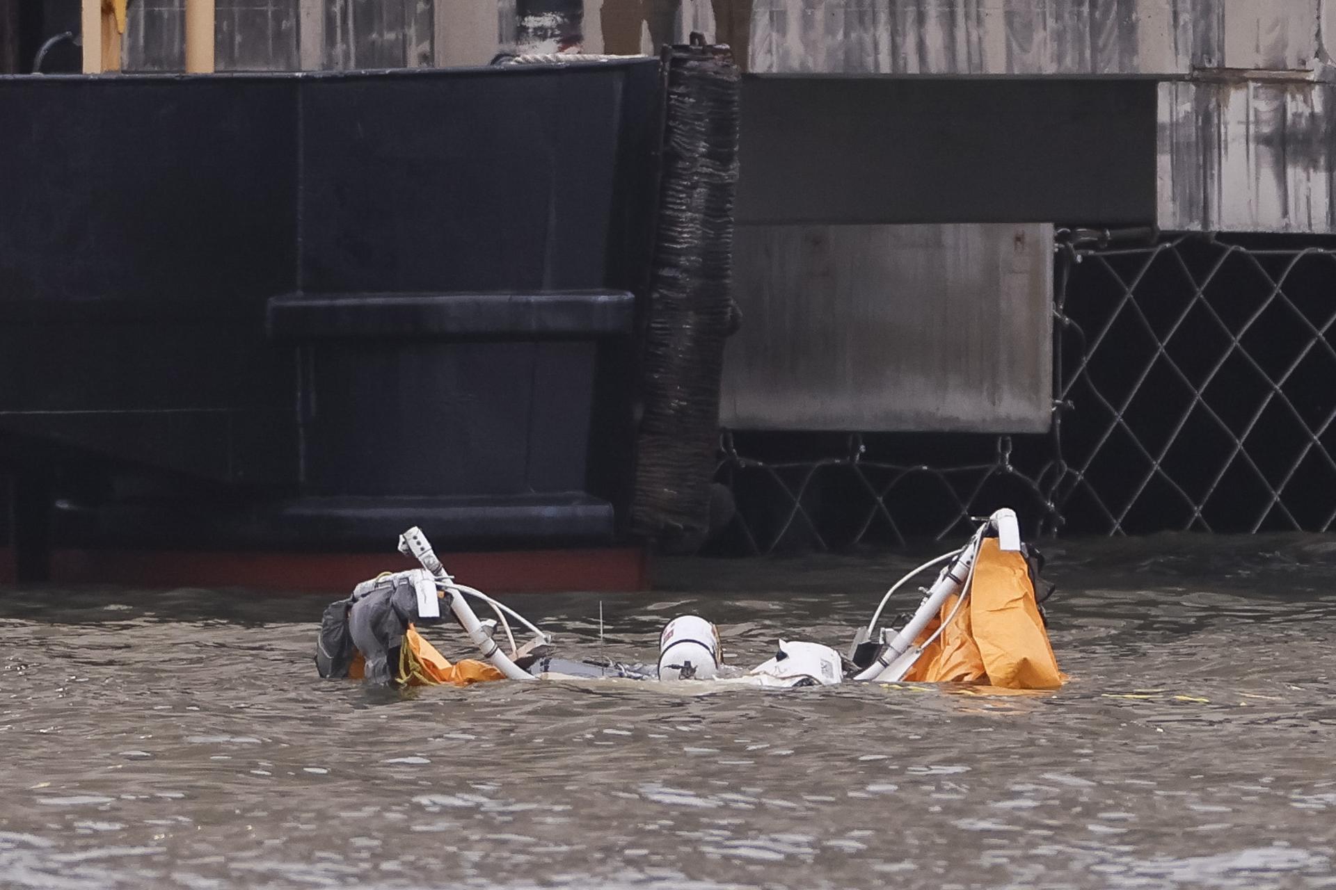 Los restos de un helicóptero que se estrelló este miércoles en el río Hudson, en Nueva York. EFE/EPA/SARAH YENESEL