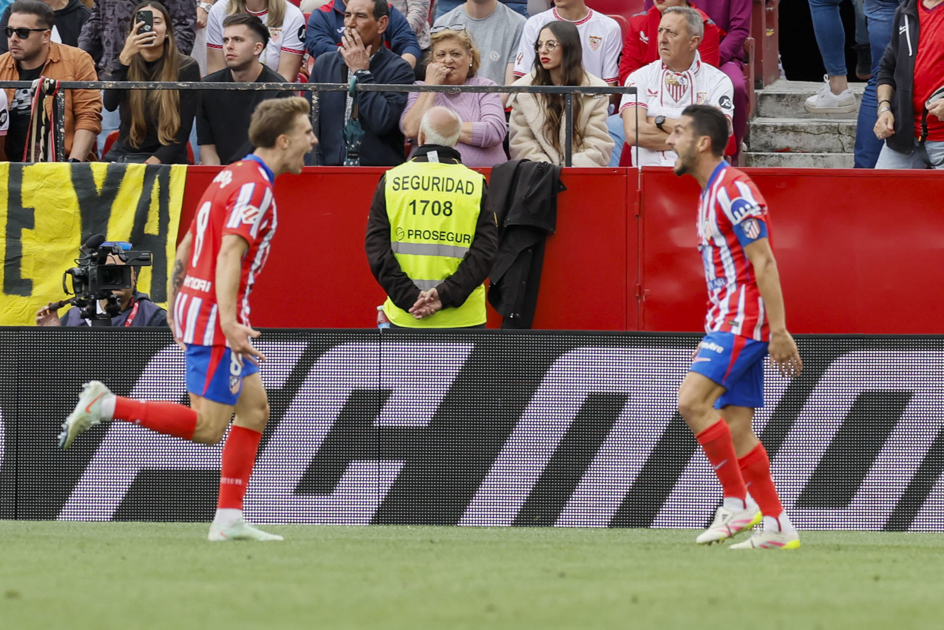Pablo Barrios, tras su gol ante el Sevilla y camino de abrazarse con Koke. EFE/José Manuel Vidal