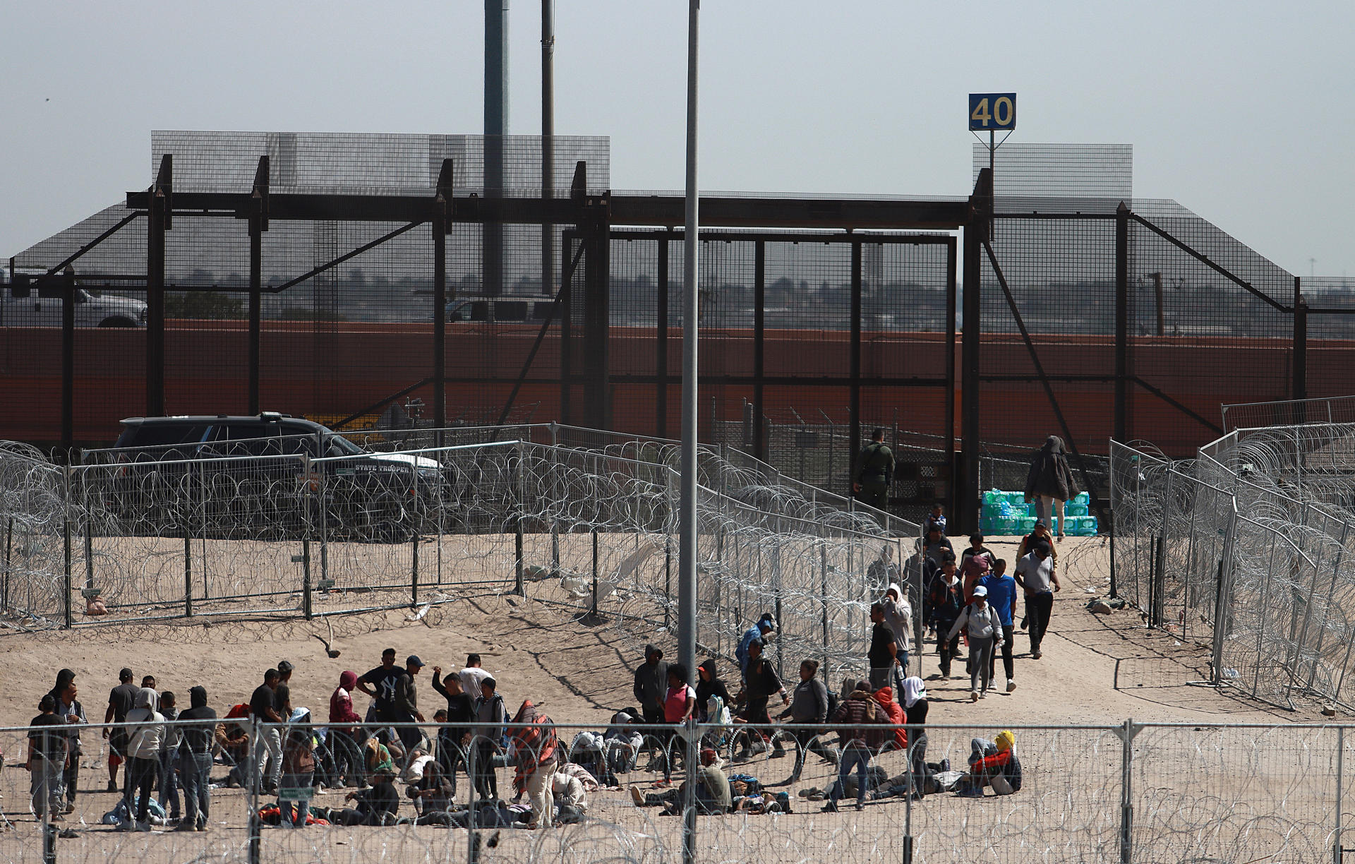 Fotografía de archivo de migrantes en la frontera con Estados Unidos, en Ciudad Juárez (México). EFE/Luis Torres