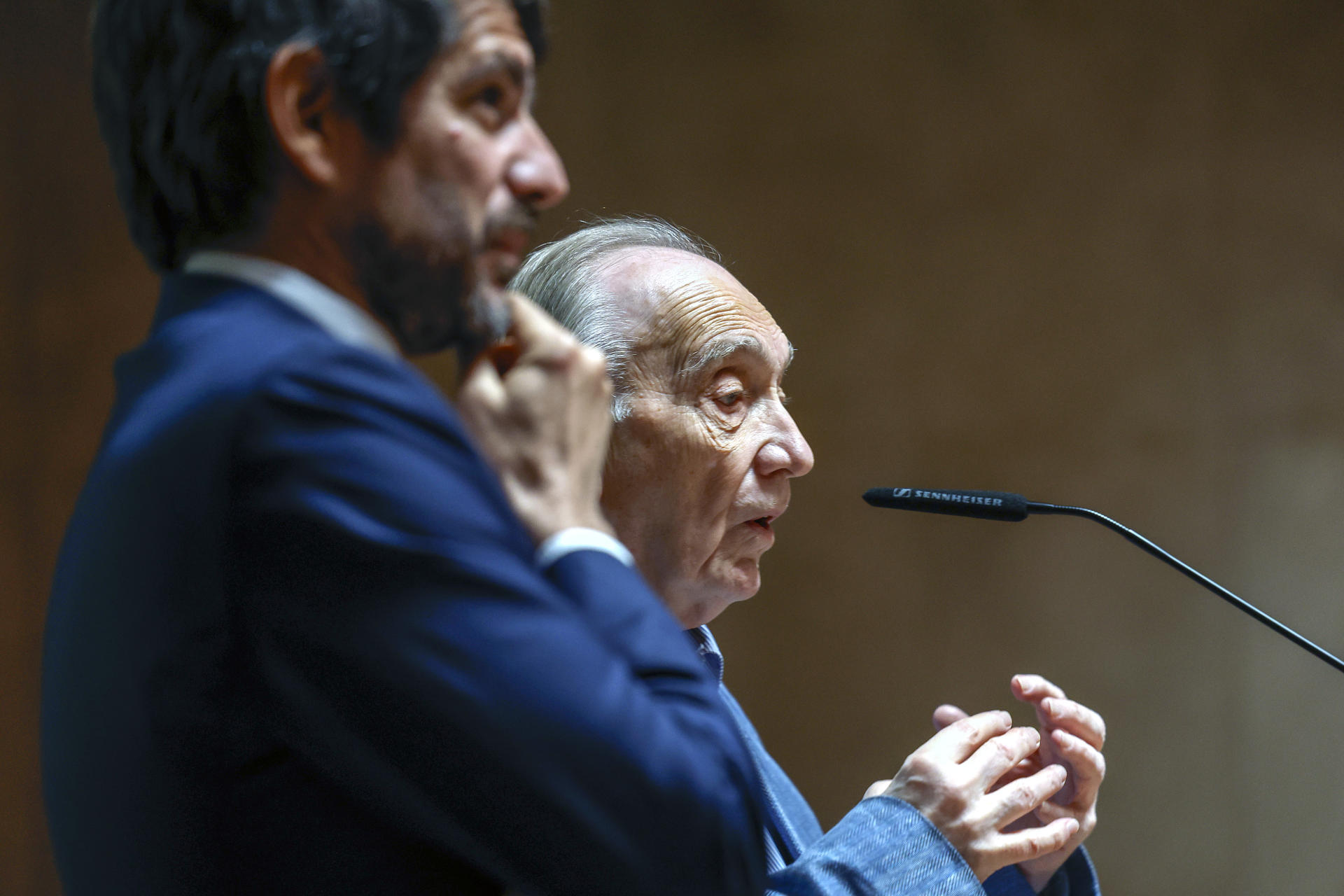 El ministro de Cultura, Ernest Urtasun (i) y el presidente de la Academia de cine, Fernando Méndez-Leite (d) durante la presentación. EFE/JP Gandul