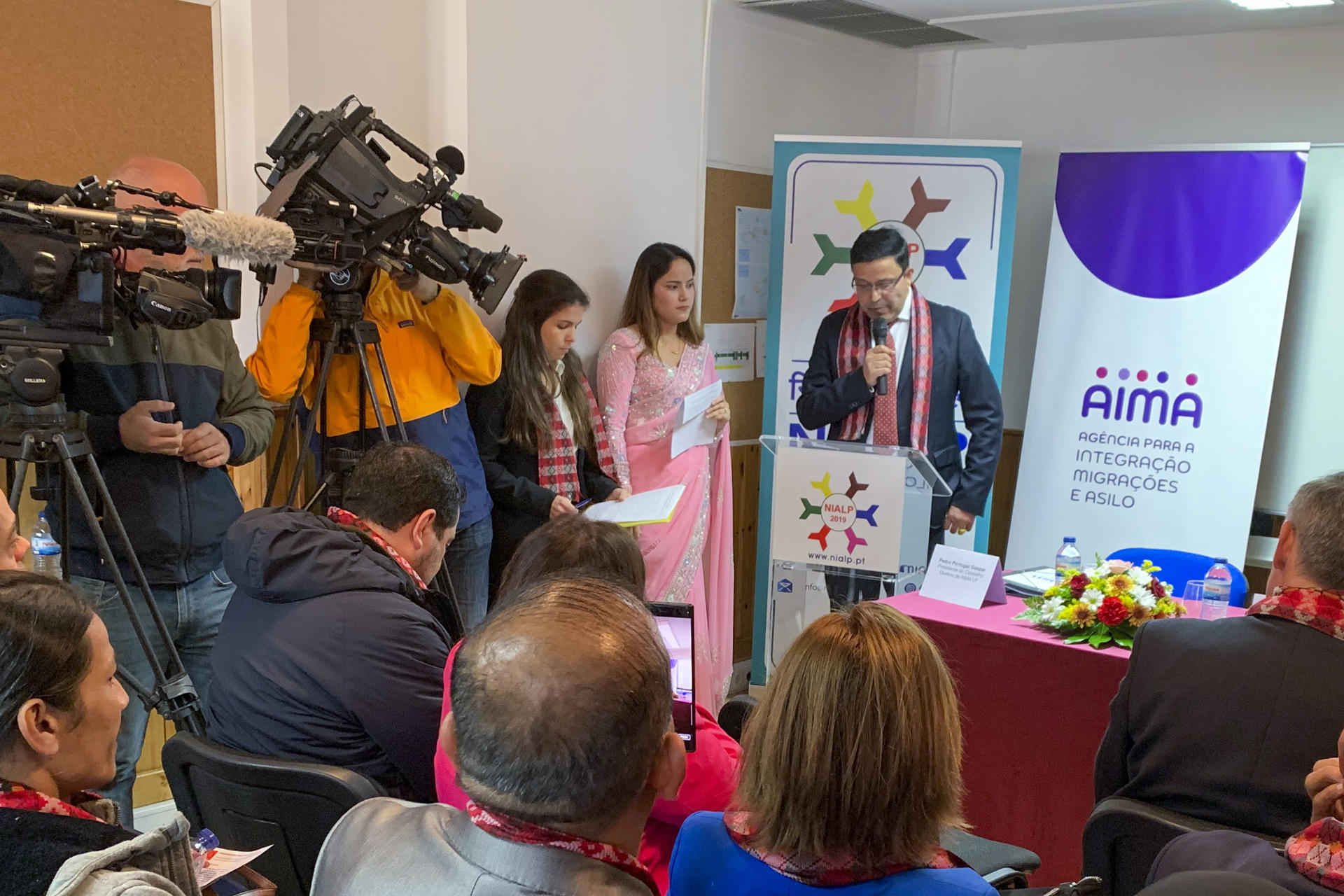 Portugal inauguró este martes el primer centro de apoyo de inmigrantes en el centro de Lisboa gestionado por una asociación nepalí, una comunidad de unas 50.000 personas en el país ibérico. Este punto forma parte de la red de Centros Locales de Apoyo a la Integración de Migrantes (CLAIM), dependientes de la Agencia para la Integración, Migraciones y Asilo (AIMA) portuguesa, y se ubica en la plaza de Martim Moniz, en el centro de la capital y una zona con una alta densidad migratoria. En la imagen, el máximo responsable de la asociación nepalí NIALP, Kamal Prasad Bhattarai. EFE/ Carlota Ciudad