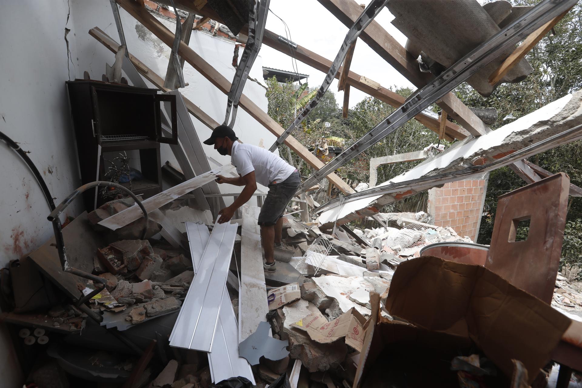 Una hombre fue captado el pasado 17 de abril al revisar entre los escombros de una casa afectada por una explosión, atribuida a las disidencias de las FARC, en Mondomo (Cauca, Colombia). EFE/Ernesto Guzmán