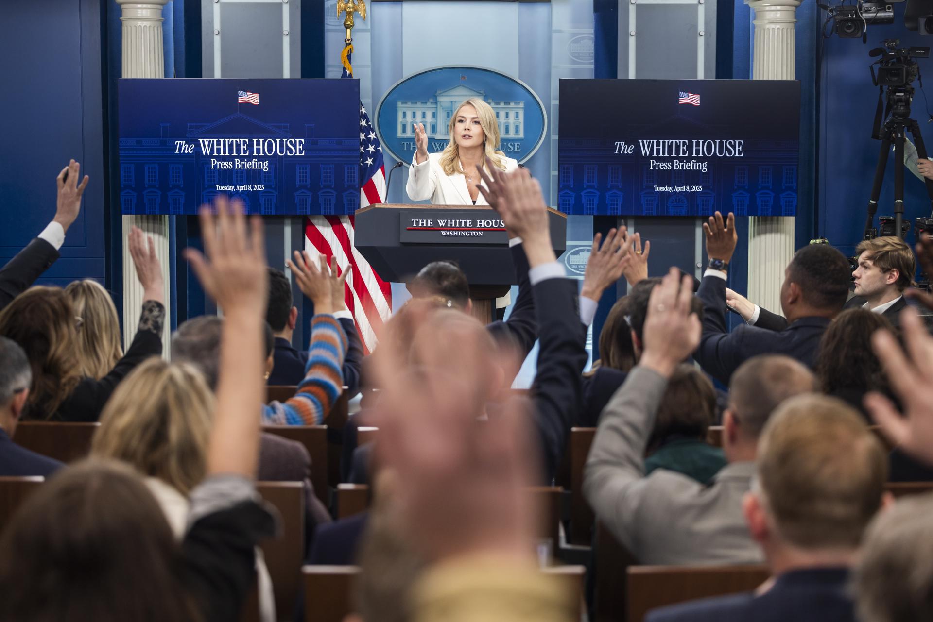 La Secretaria de Prensa de la Casa Blanca, Karoline Leavitt, habla con los reporteros durante una rueda de prensa, en la Casa Blanca en Washington, DC, EE.UU., el 8 de abril de 2025. EFE/JIM LO SCALZO