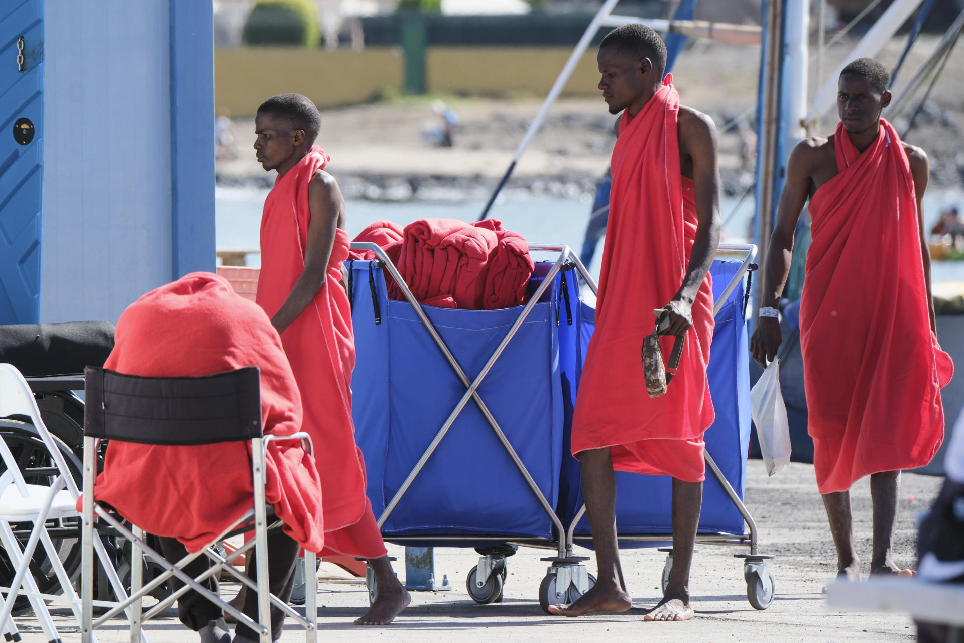 Un cayuco con 41 personas de origen subshariano, entre ellas un menor y cinco mujeres, ha llegado en la mañana de este viernes al muelle de Los Cristianos, en el sur de Tenerife, acompañado por una embarcación de Salvamento Marítimo. EFE/Alberto Valdés