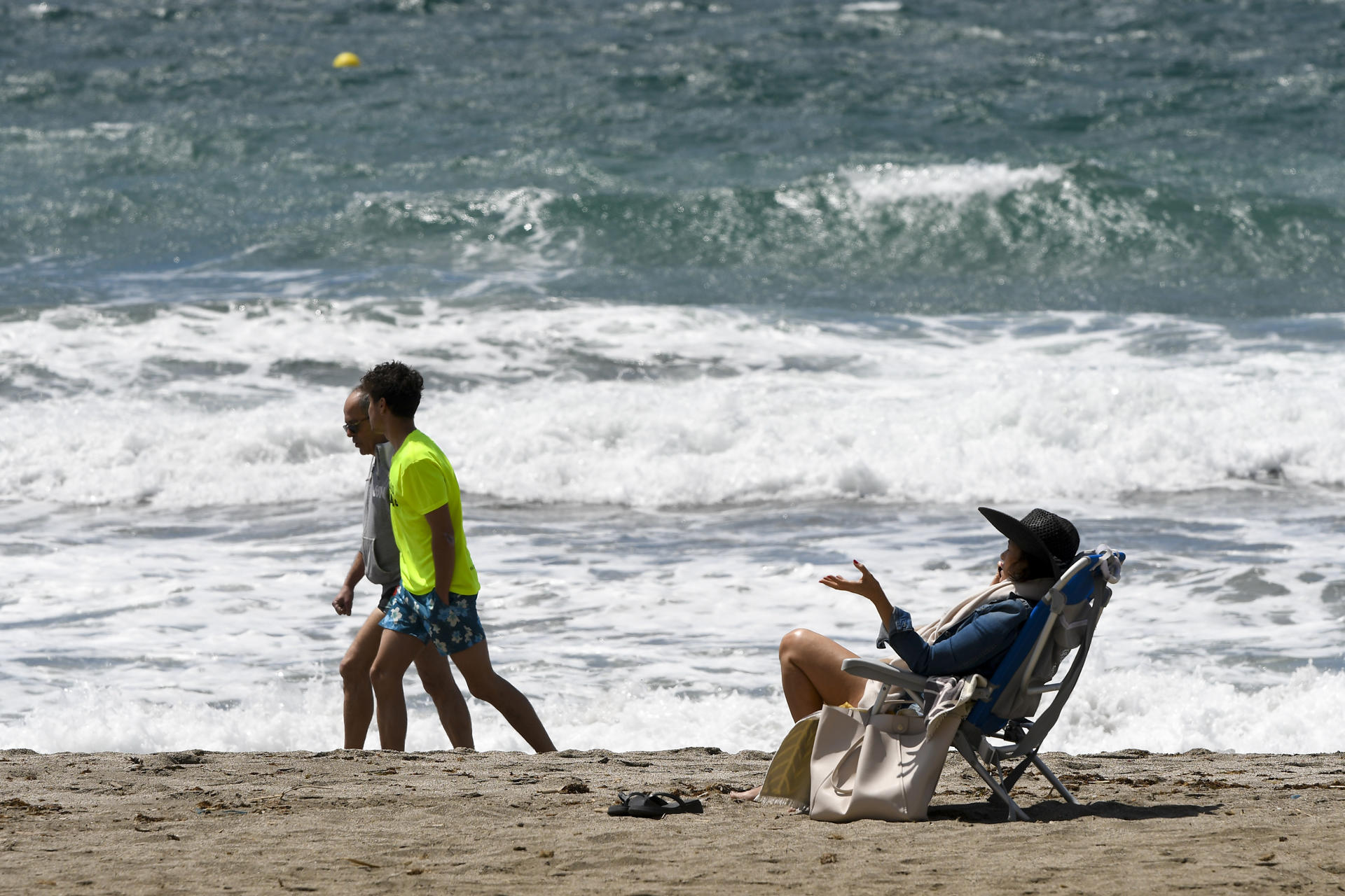 Varias personas toman el sol en la playa de Almería, hoy Domingo de Resurección. EFE / Carlos Barba