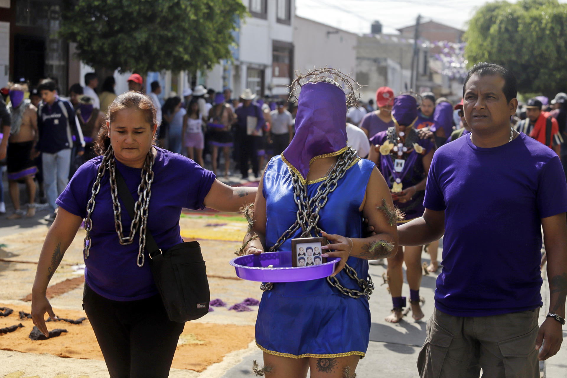 Engrillados recorren las principales avenidas como penitencia durante la procesión de Viernes Santo, en el municipio de Atlixco en Puebla (México). EFE/ Hilda Ríos