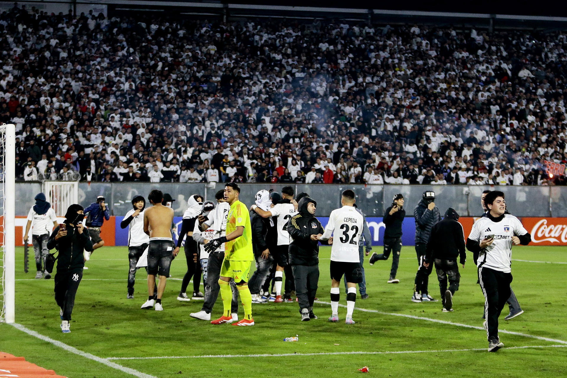 Aficionados de Colo Colo ingresan al campo en un partido de la fase de grupos de la Copa Libertadores. EFE/ Osvaldo Villarroel