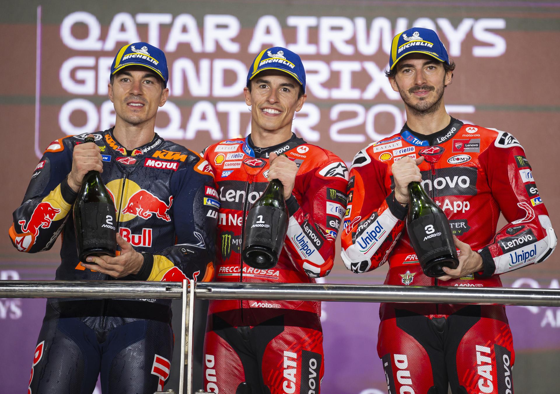 El piloto español de MotoGP Marc Marquez (c), del Ducati Lenovo Tea , el segundo clasificado y también español Maverick Viñales (I), del Red Bull KTM Tech,3 y el también piloto de Ducati Lenovo Team el italiano Francesco Bagnaia, en el podio del Circuito Internacional de Lusail, Catar. EFE/EPA/NOUSHAD THEKKAYIL