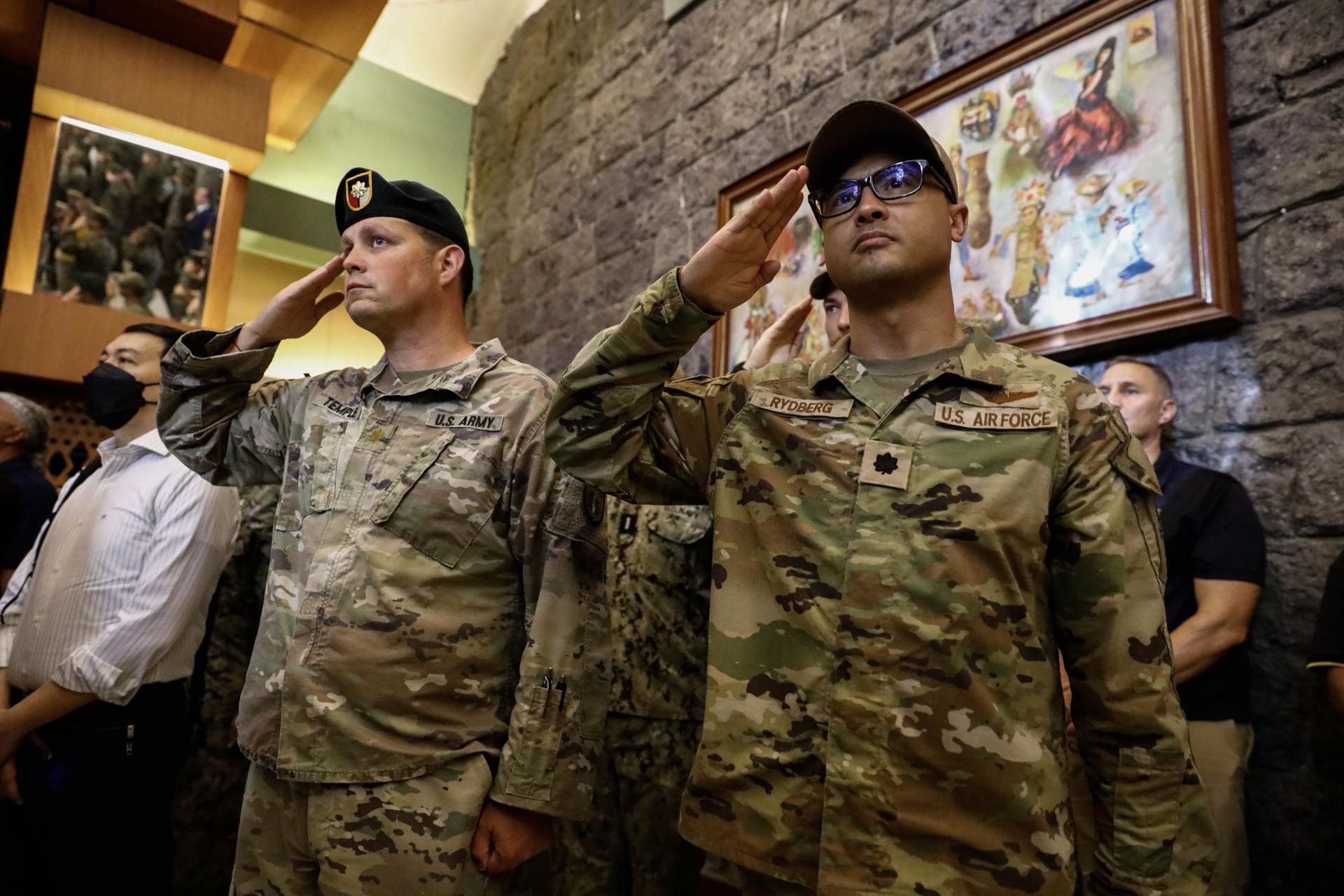 Fotografía de archivo que muestra soldados del Ejército y la Fuerza Aérea de los Estados Unidos saludando durante la ceremonia de apertura del 38º ejercicio Filipinas-EE.UU. 'Balikatan' en Camp Aguinaldo en Quezon City, Metro Manila, Filipinas, el 11 de abril de 2023. EFE/EPA/ROLEX DELA PEÑA