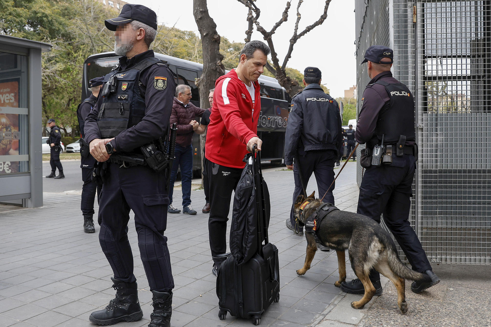 El entrenador del conjunto israelí Hapoel Tel Aviv, Dimitrios Itoudis, a su llegada al pabellón antes del partido de baloncesto de semifinales de la Eurocupa, este miércoles en el pabellón de la Fuente San Luis de Valencia, entre Valencia Basket y Hapoel Tel Aviv.- EFE/Miguel Ángel Polo.