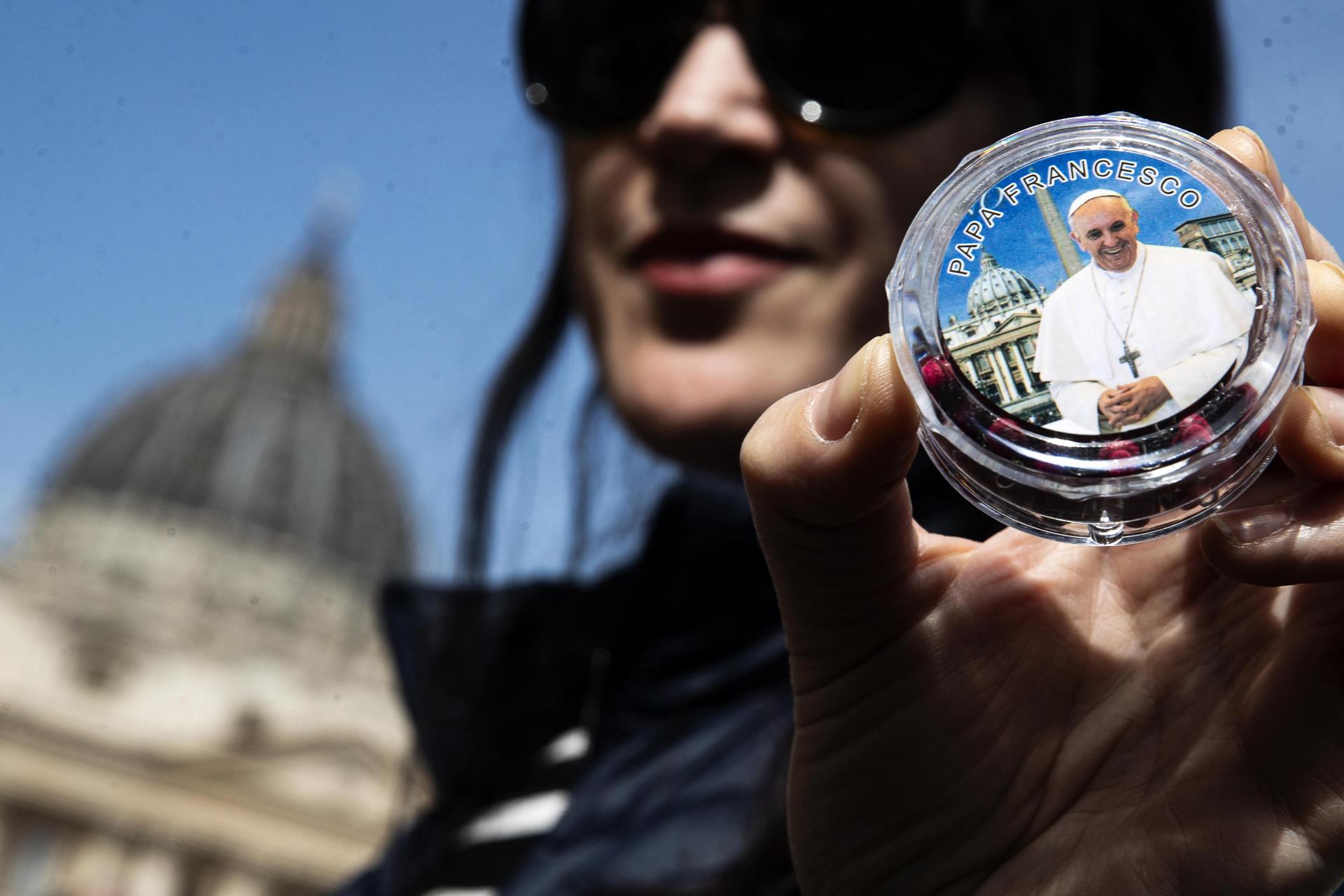 Fieles en la Plaza de San Pedro tras la muerte del Papa Francisco, Ciudad del Vaticano, el 21 de abril de 2025. EFE/EPA/ANGELO CARCONI