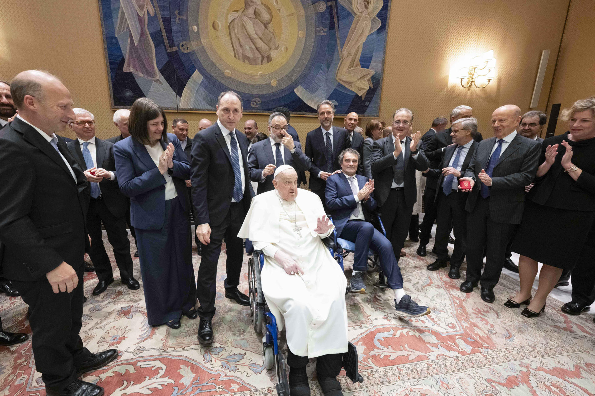 El papa Francisco, que sigue su convalecencia para recuperarse de sus problemas respiratorios, recibió este miércoles en el Vaticano a un grupo de miembros del personal médico del hospital Gemelli de Roma, donde estuvo 38 días hospitalizado el mes pasado, y les agradeció su labor. EFE/Francesco Sforza/ Vatican Media- SOLO USO EDITORIAL/SOLO DISPONIBLE PARA ILUSTRAR LA NOTICIA QUE ACOMPAÑA (CRÉDITO OBLIGATORIO) -