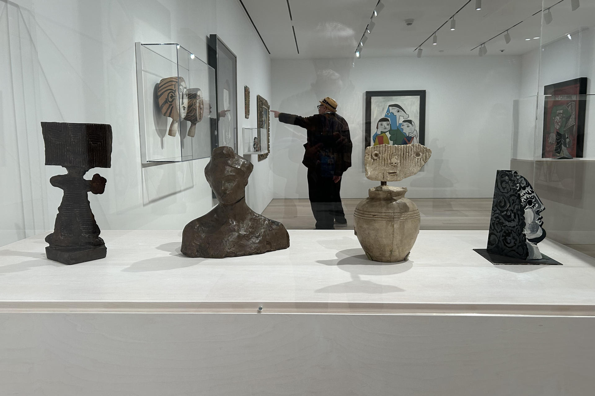 Un hombre observa algunas obras del pintor y escultor español, Pablo Picasso, durante la exhibición 'Picasso tête-à-tête' este viernes, en la Galería Gagosian de Nueva York (Estados Unidos). EFE/ Javier Otazu