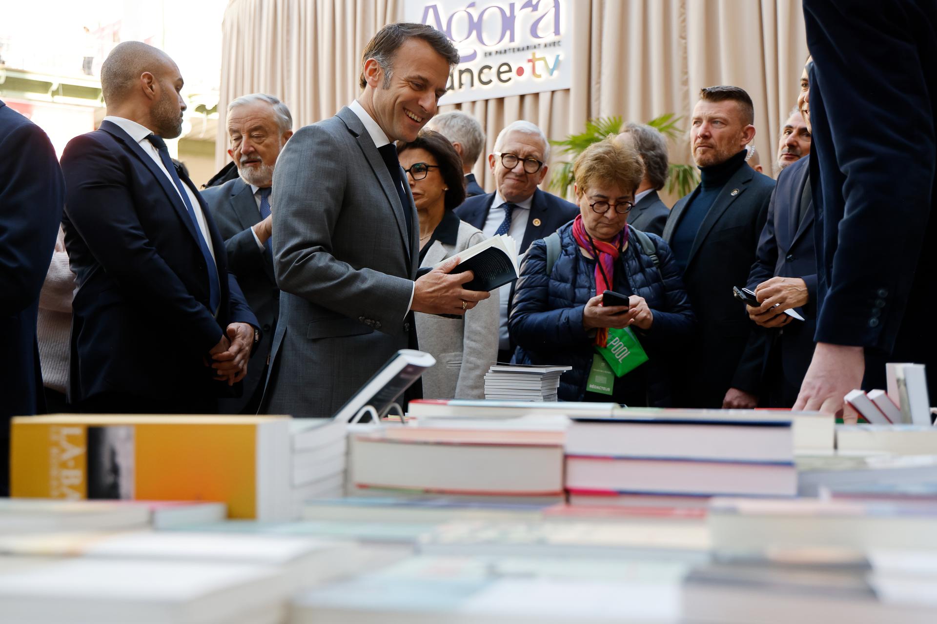 El presidente de Francia, Emmanuel Macron (C), visita el Festival del Libro de París (Festival du Livre de Paris) en el Gran Palacio de París, Francia, el 11 de abril de 2025. El festival se lleva a cabo del 11 al 13 de abril. (France) 
EFE/EPA/LUDOVIC MARIN / POOL MAXPPP FUERA