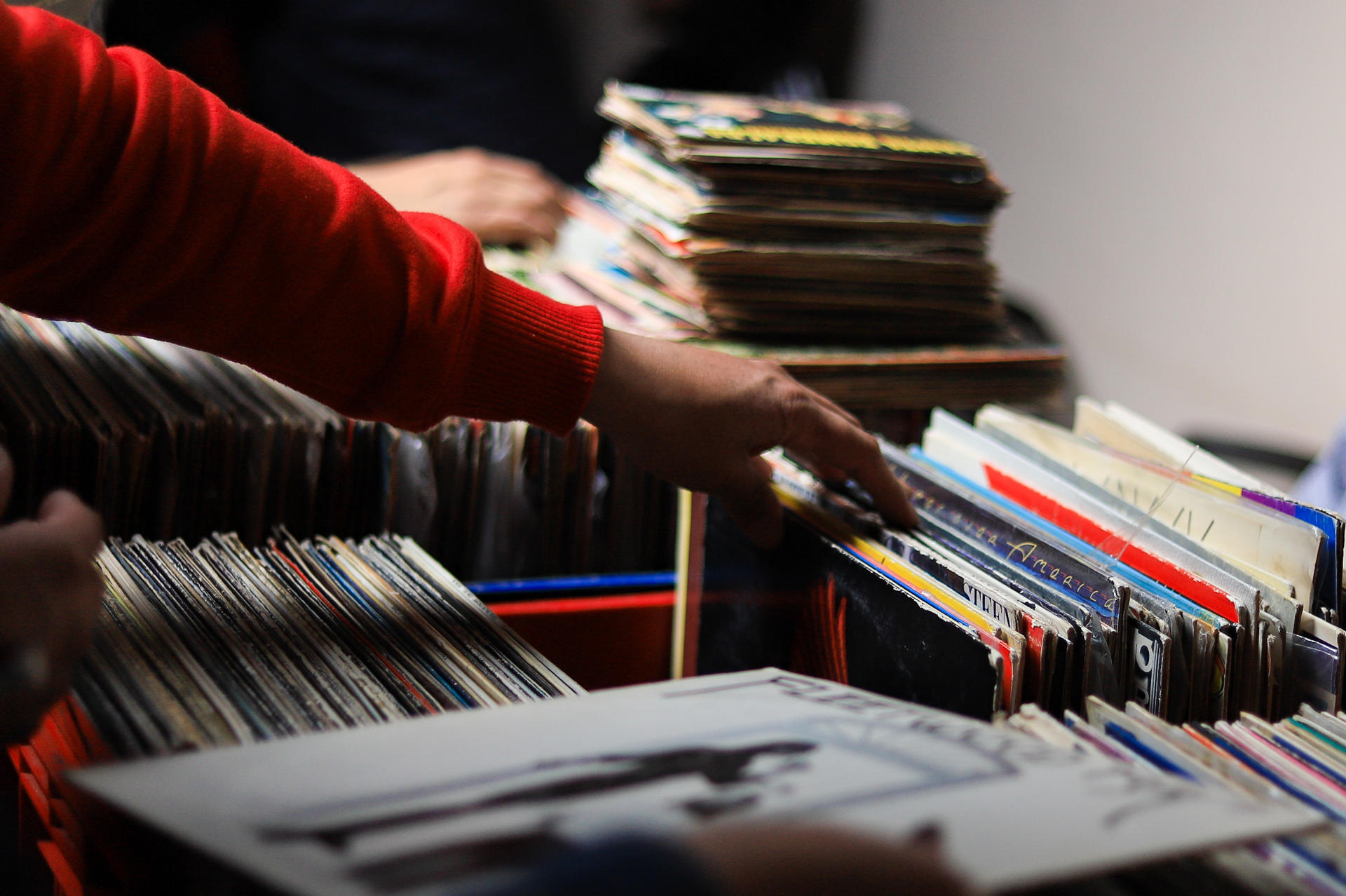 Personas buscan discos de vinilo en una feria este sábado, en La Paz (Bolivia). EFE/ Gabriel Márquez.