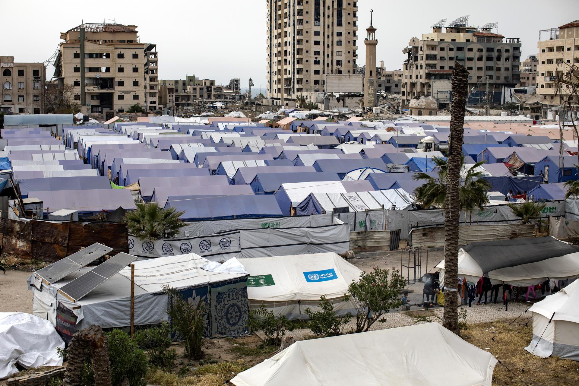 Campamento temporal establecido por palestinos desplazados internamente en el oeste de la ciudad de Gaza. EFE/EPA/HAITHAM IMAD