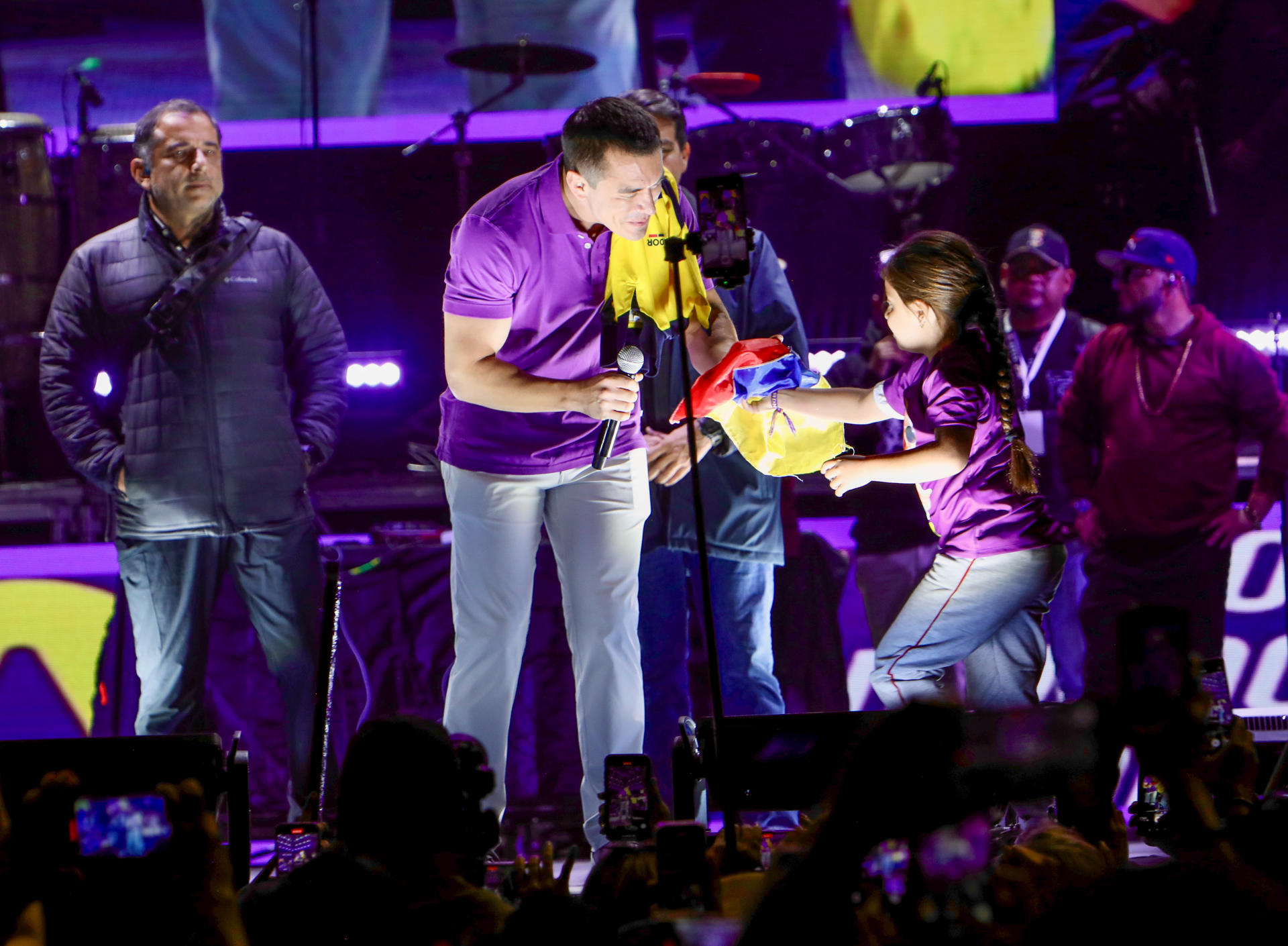 El presidente de Ecuador y candidato a la reelección, Daniel Noboa, habla durante el evento de cierre de campaña este miércoles en Quito (Ecuador). Noboa aseguró que la segunda vuelta de las elecciones presidenciales, que tendrá lugar este domingo con la correísta Luisa González como su rival, es "la votación más importante de la historia de Ecuador". EFE/ Gianna Benalcazar