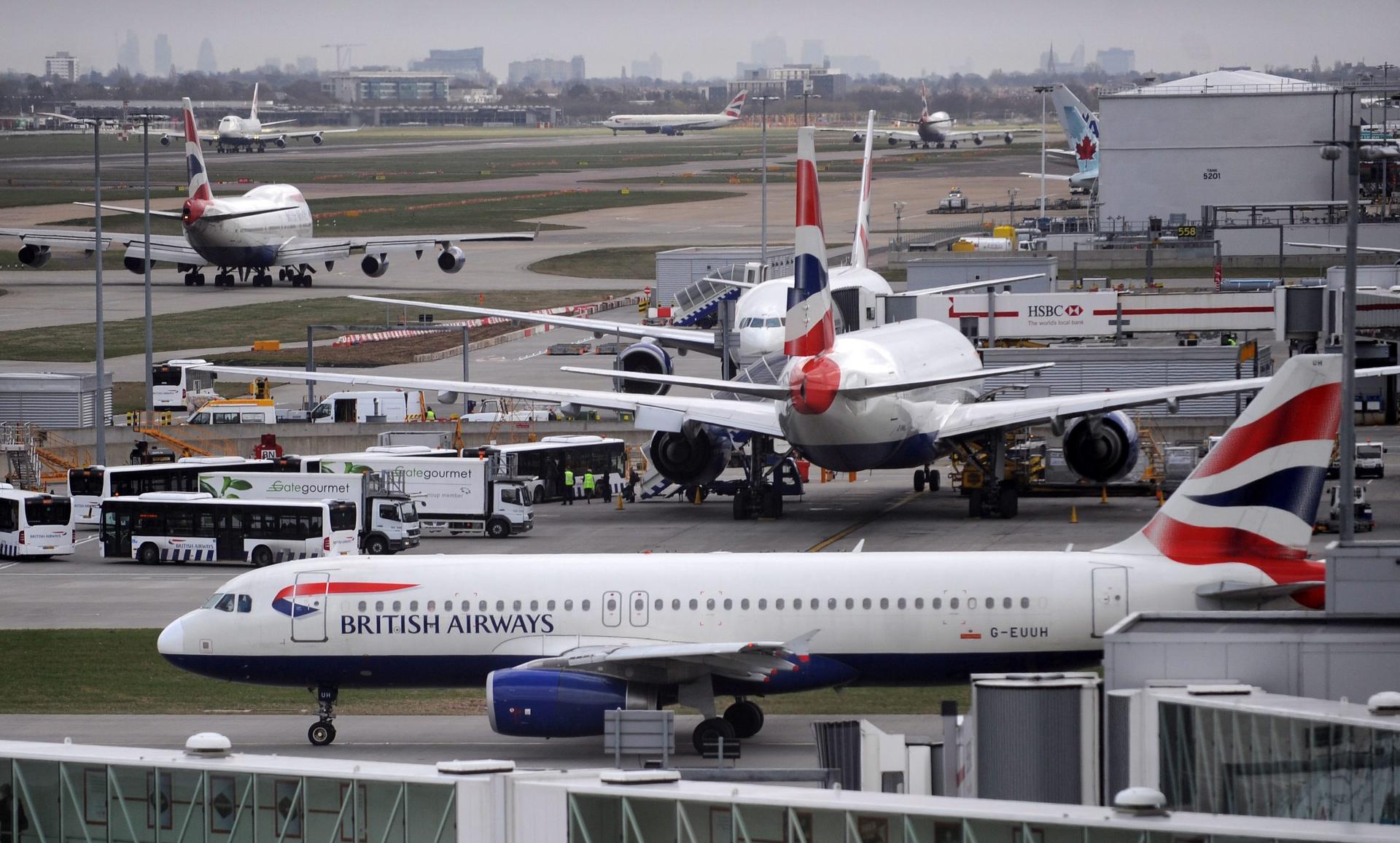 Fotografía de archivo que muestra aviones de la aerolína británica British Airways en el aeropuerto de Heathrow en Londres (Reino Unido). EFE/Andy Rain
