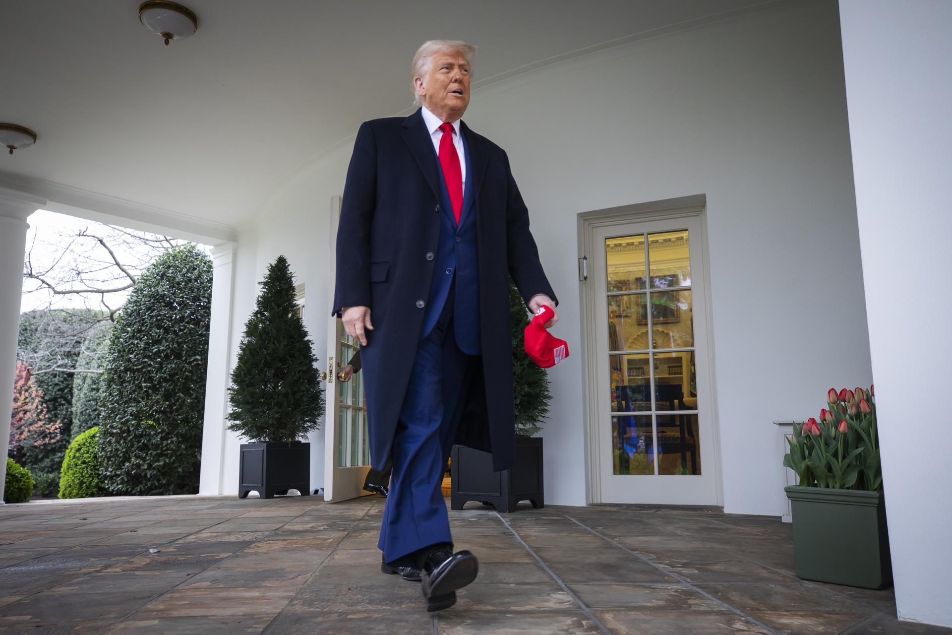 El presidente de Estados Unidos, Donald Trump, a su llegada al acto en el que anunció la imposición de "aranceles recíprocos" a muchos países con los que EE.UU. sostiene relaciones comerciales, en la Rosaleda de la Casa Blanca, en Washington DC (EE.UU.). EFE/Jim Lo Scalzo/Pool