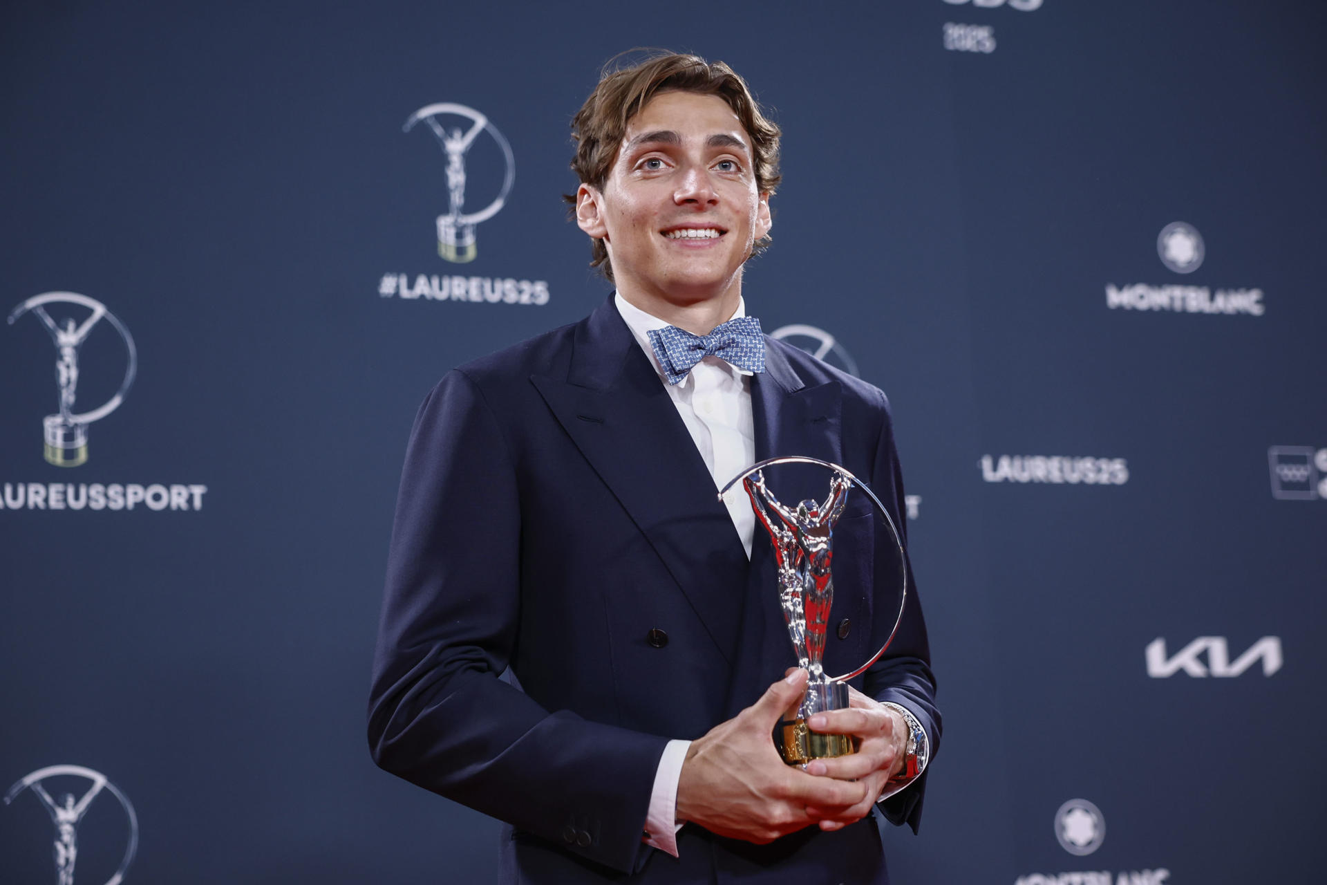 El saltador de pértiga sueco Mondo Duplantis posa con su galardón "Deportista del año" durante la ceremonia de entrega de los Premios Laureus que se celebra en Madrid. EFE/ Daniel González.