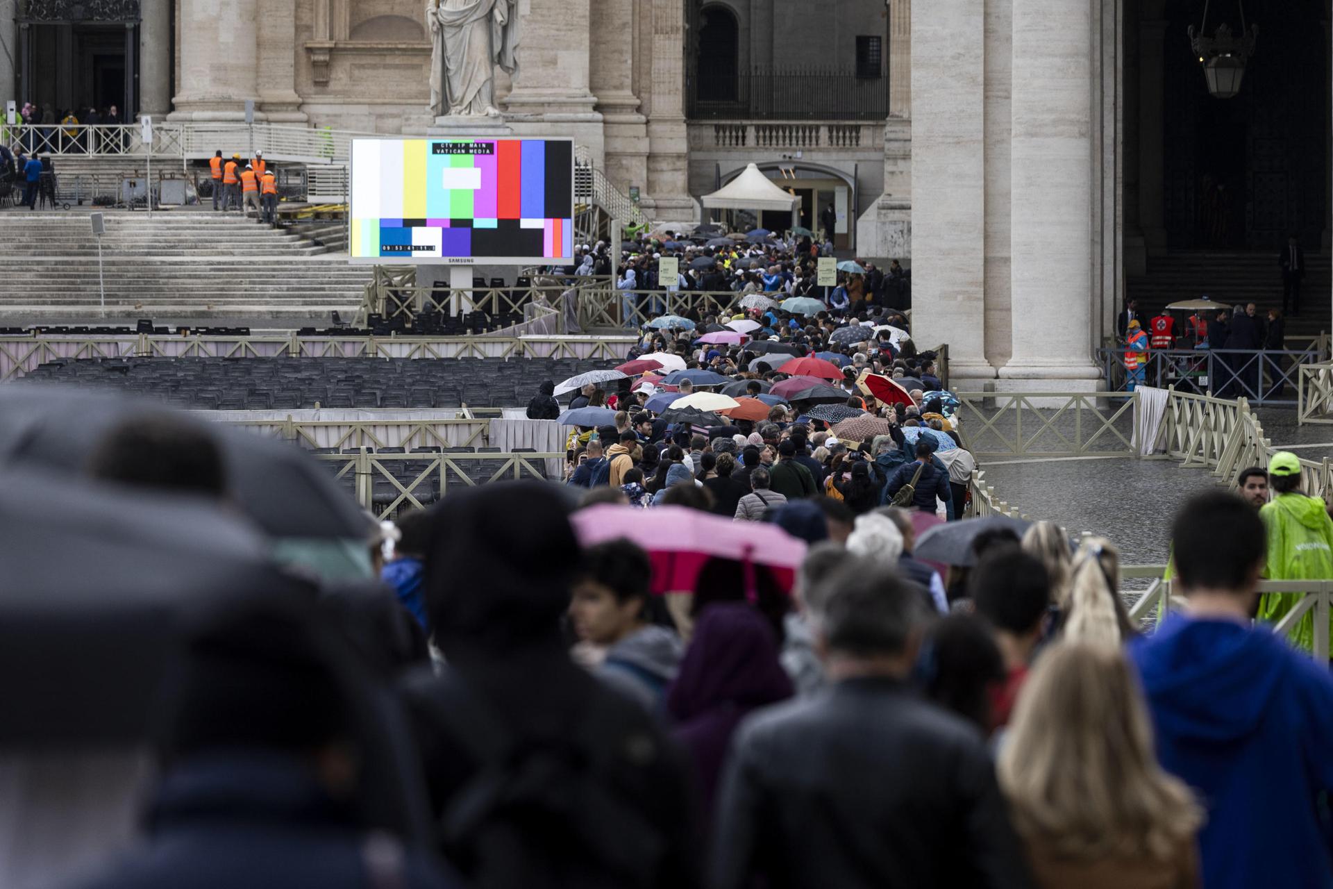 Fila para entrar este jueves en la basílica de San Pedro para rendir homenaje al fallecido papa Francisco. EFE/EPA/MASSIMO PERCOSSI