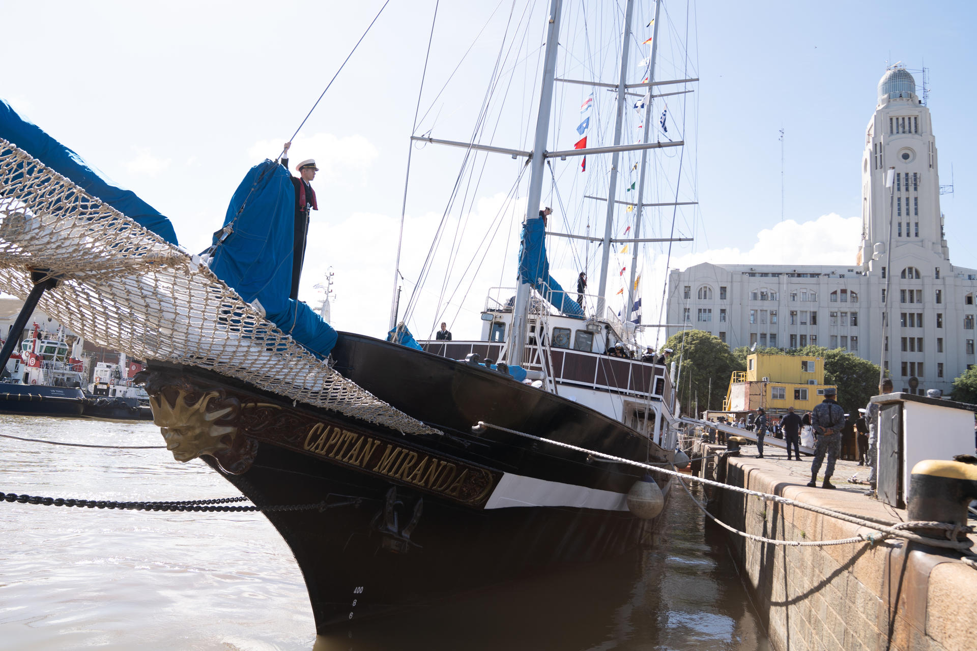 Tripulantes del velero escuela ROU 20 Capitán Miranda, que comienza su XXXV viaje de instrucción, preparan la zarpada este lunes, en Montevideo (Uruguay). EFE/ Sofía Torres